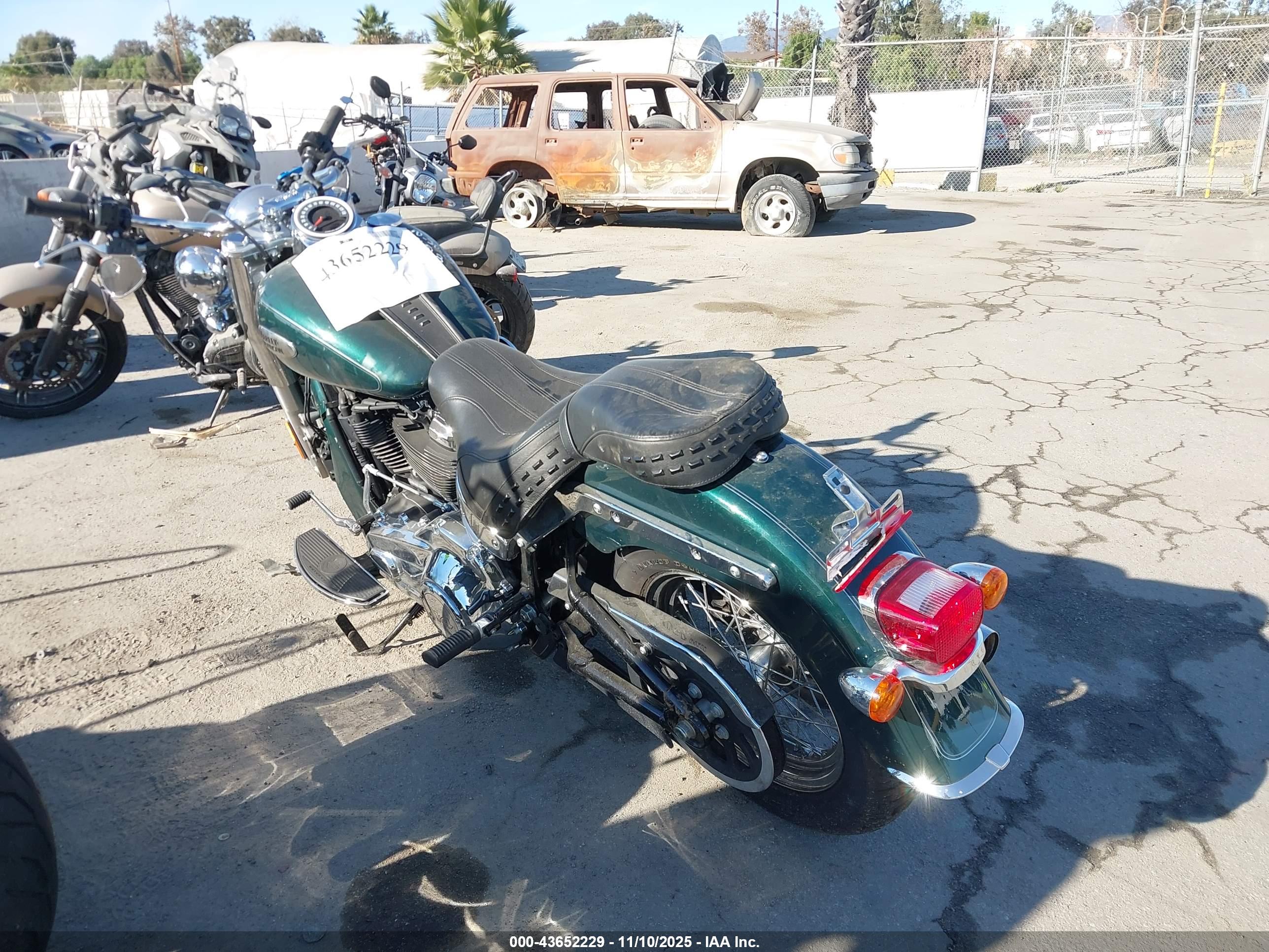 HARLEY-DAVIDSON FLHCS image 3