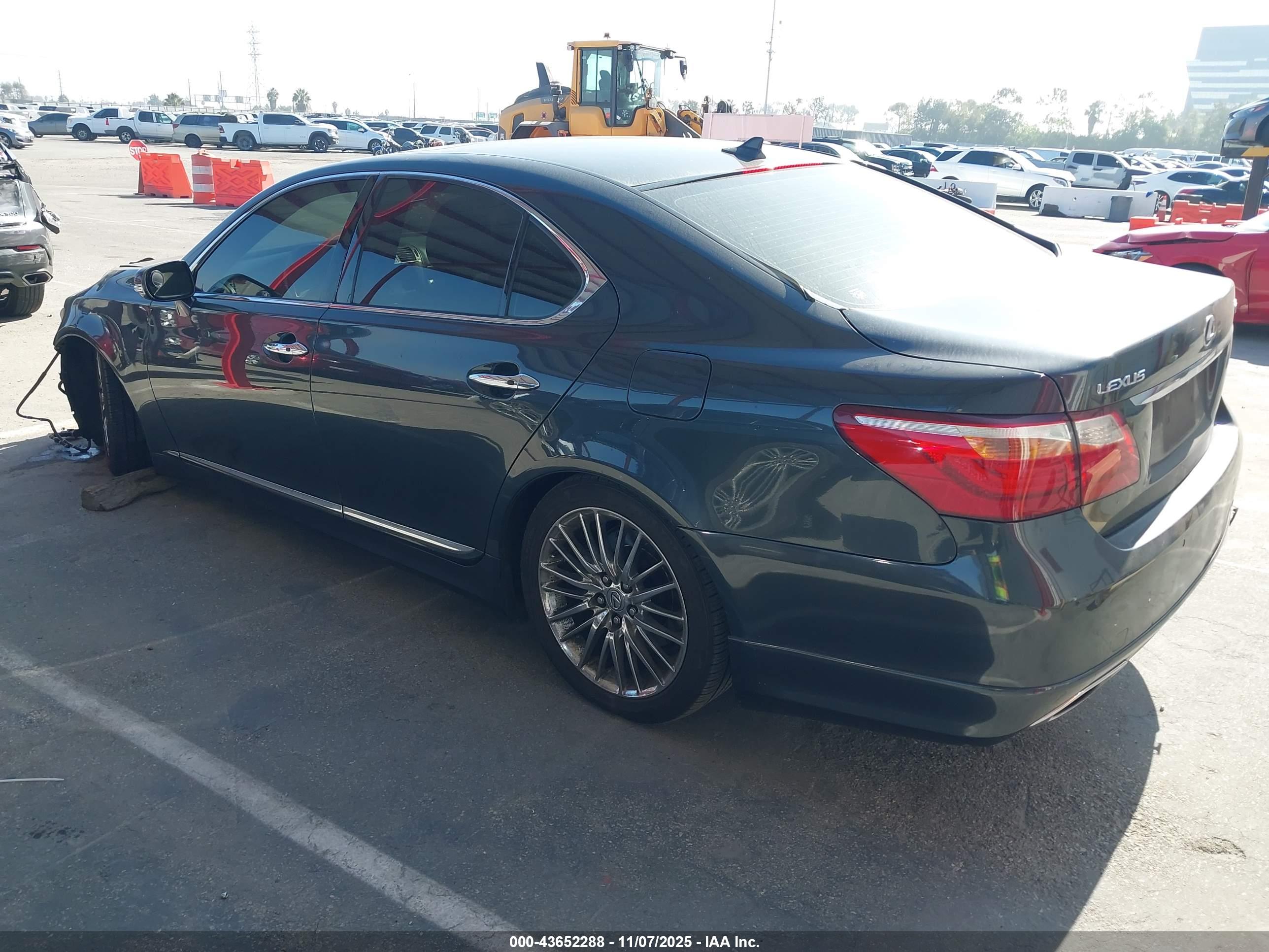 LEXUS LS image 3