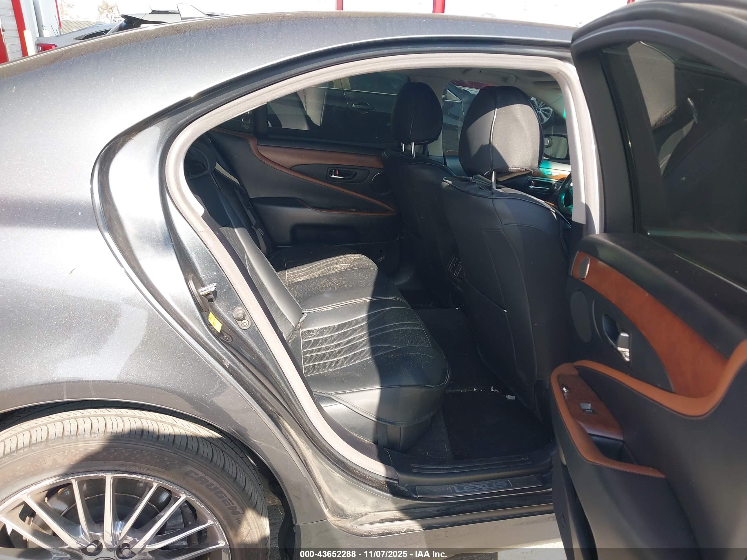 LEXUS LS image 8