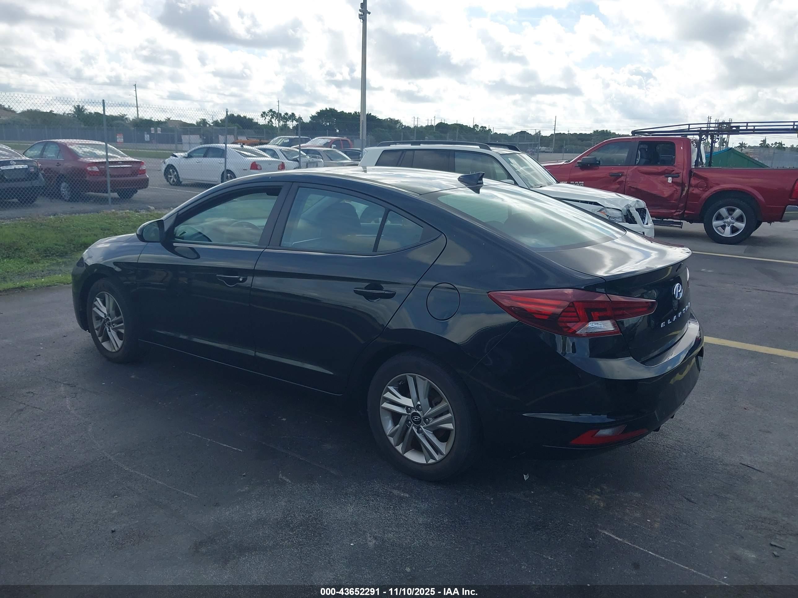 HYUNDAI ELANTRA image 3