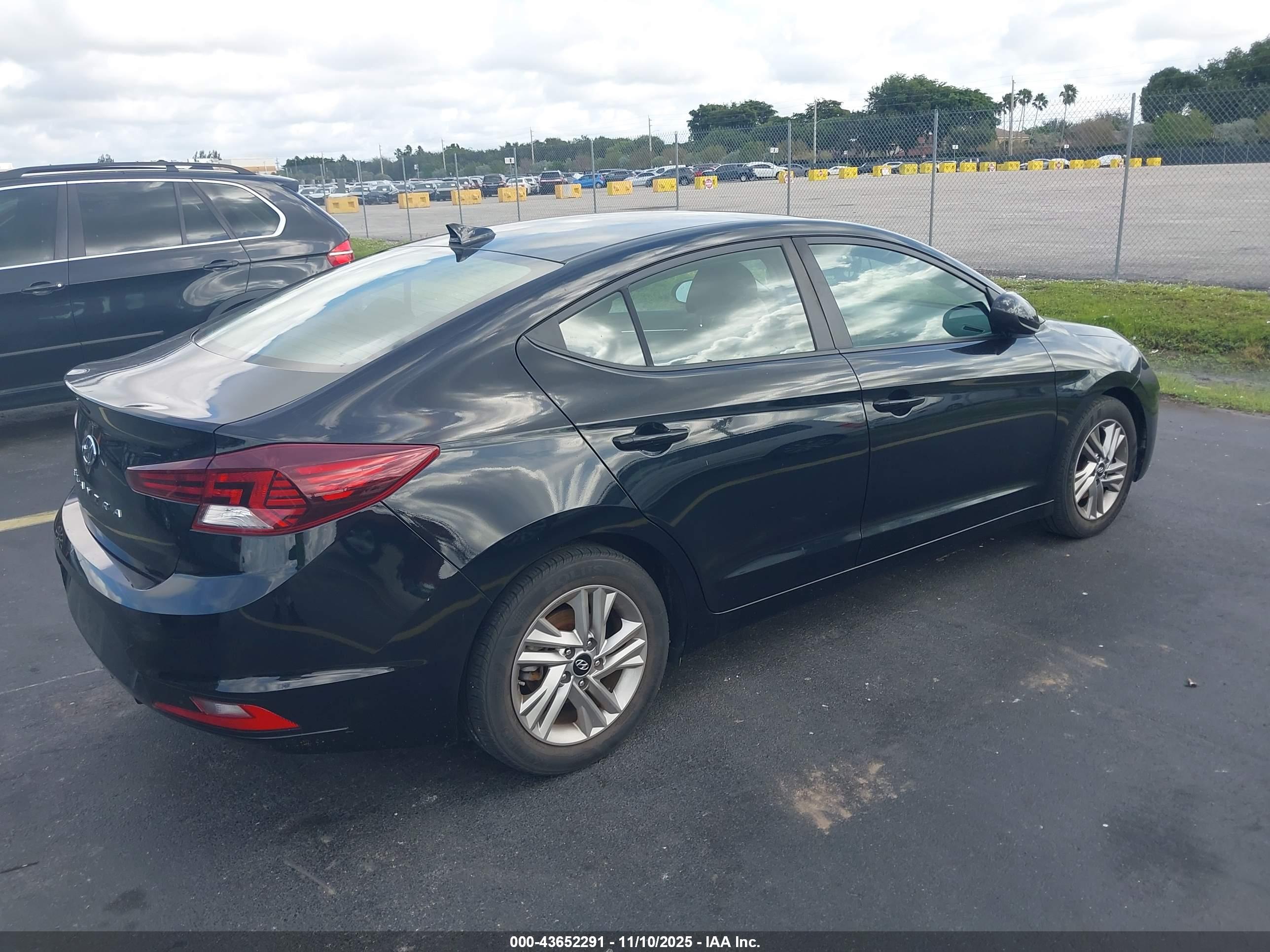 HYUNDAI ELANTRA image 4