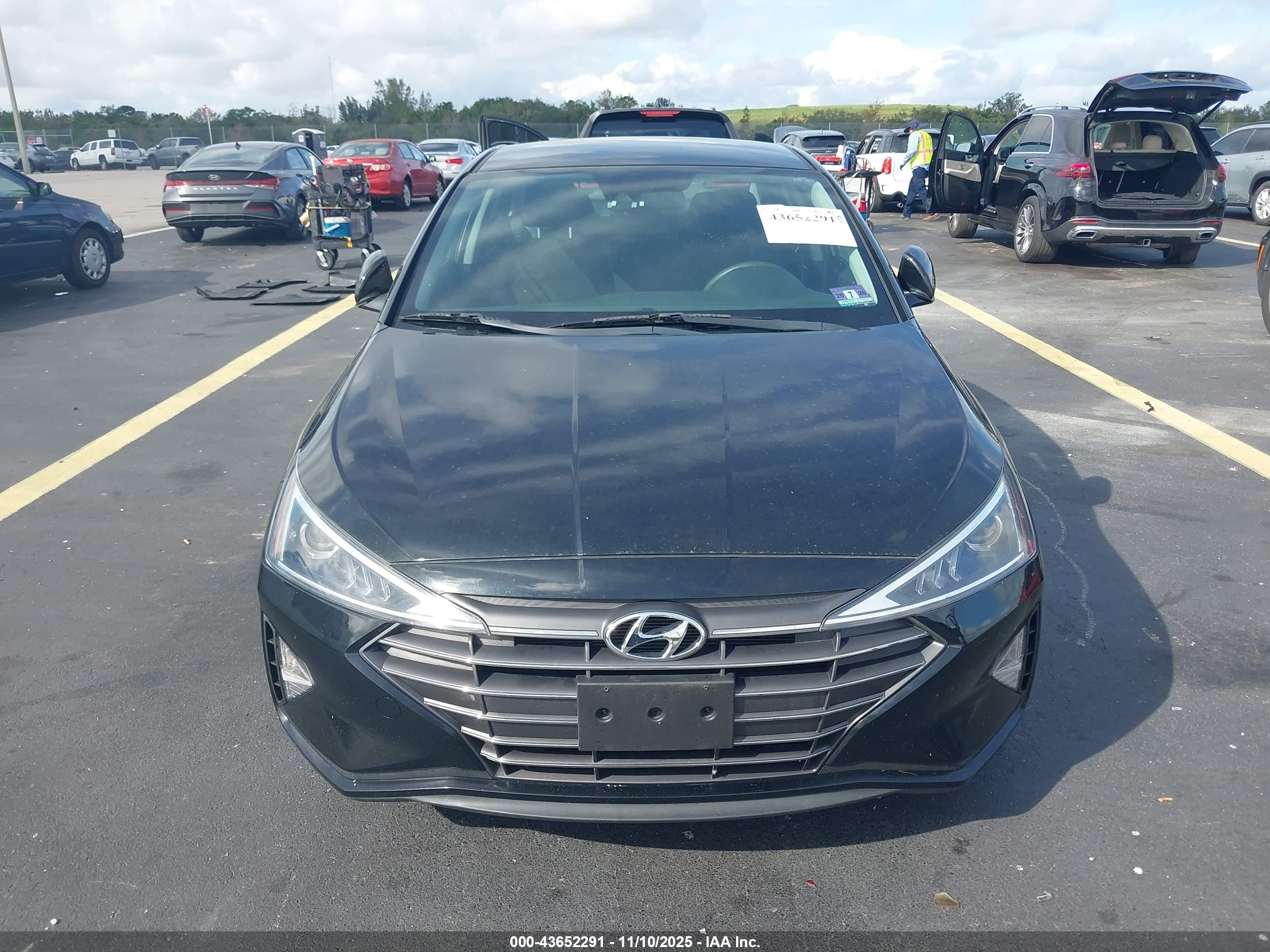 HYUNDAI ELANTRA image 6