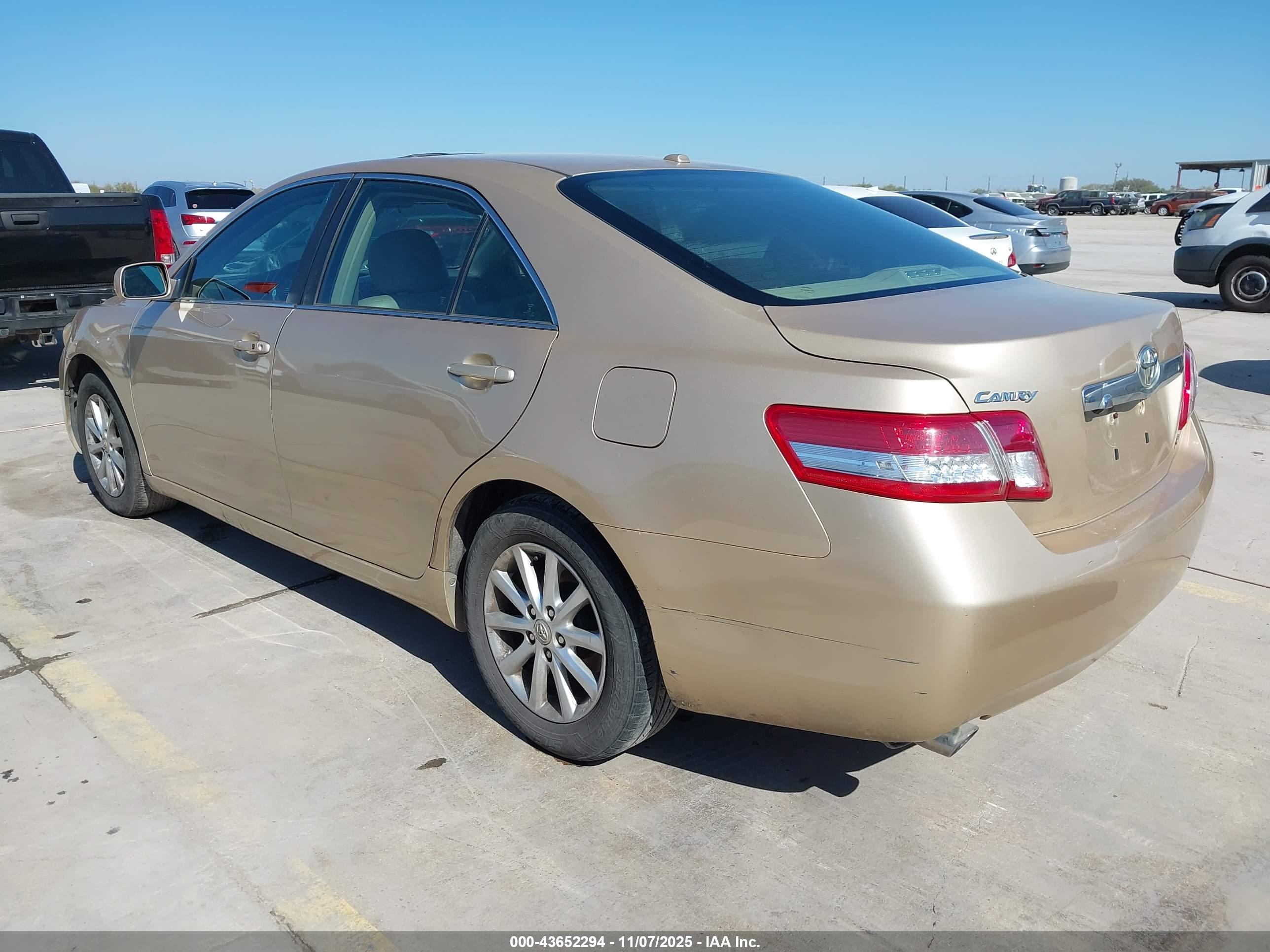 TOYOTA CAMRY image 3