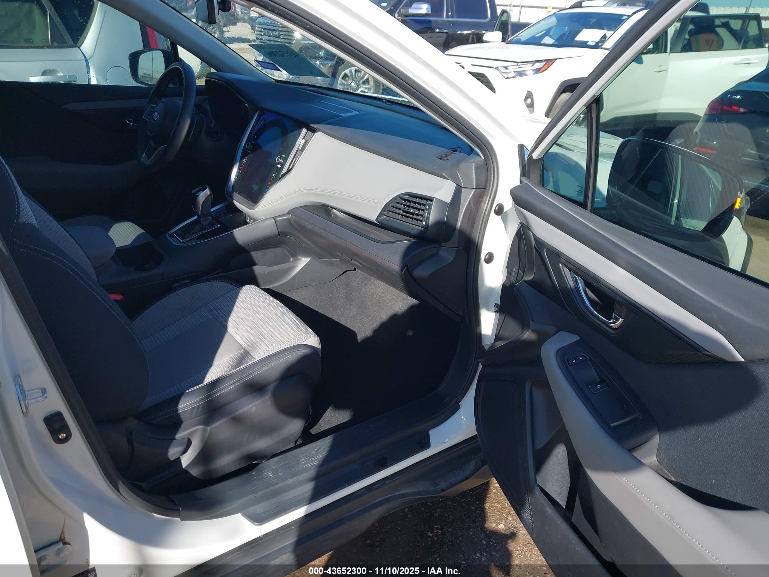 SUBARU OUTBACK image 5