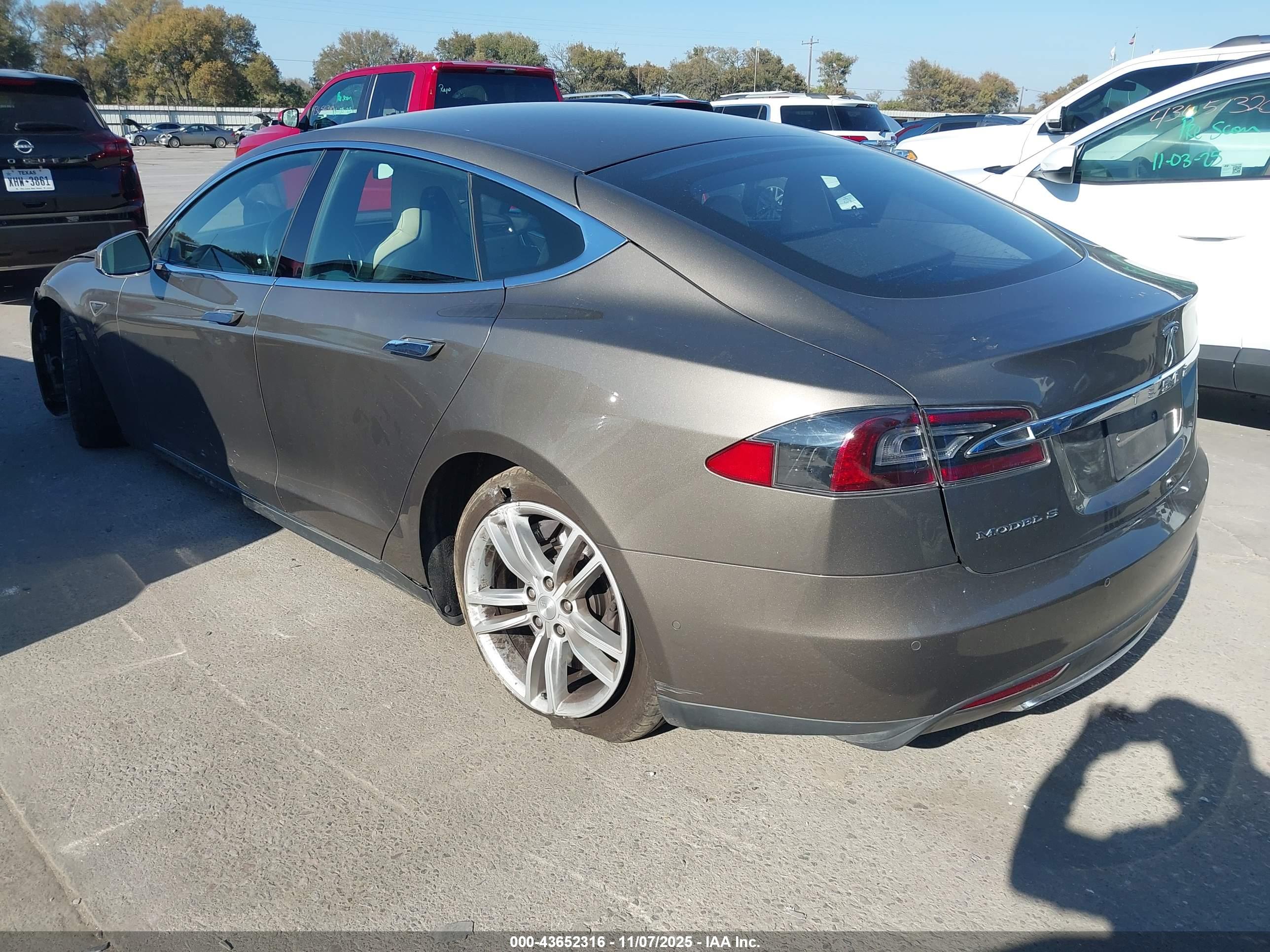 TESLA MODEL image 3