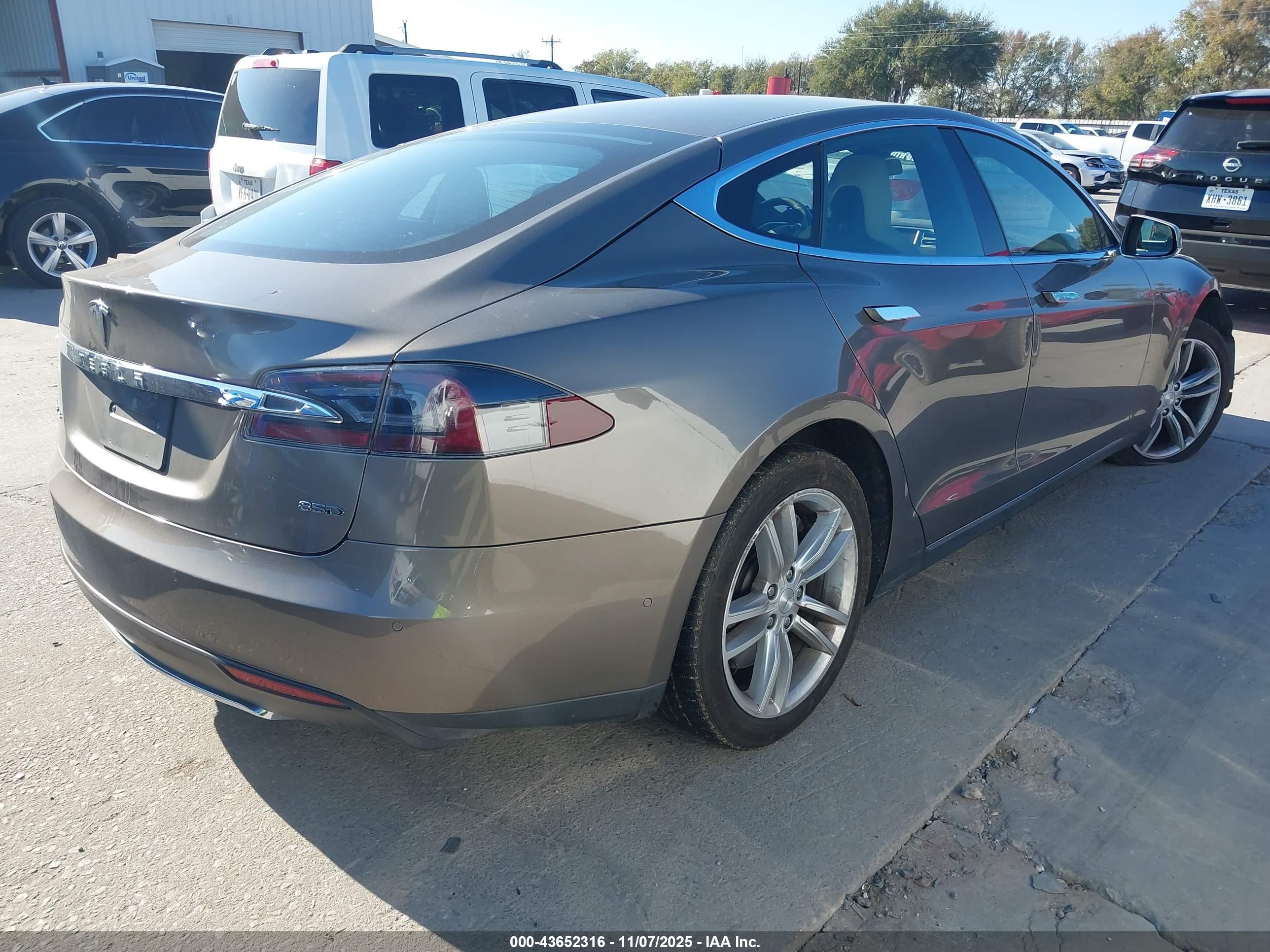 TESLA MODEL image 4
