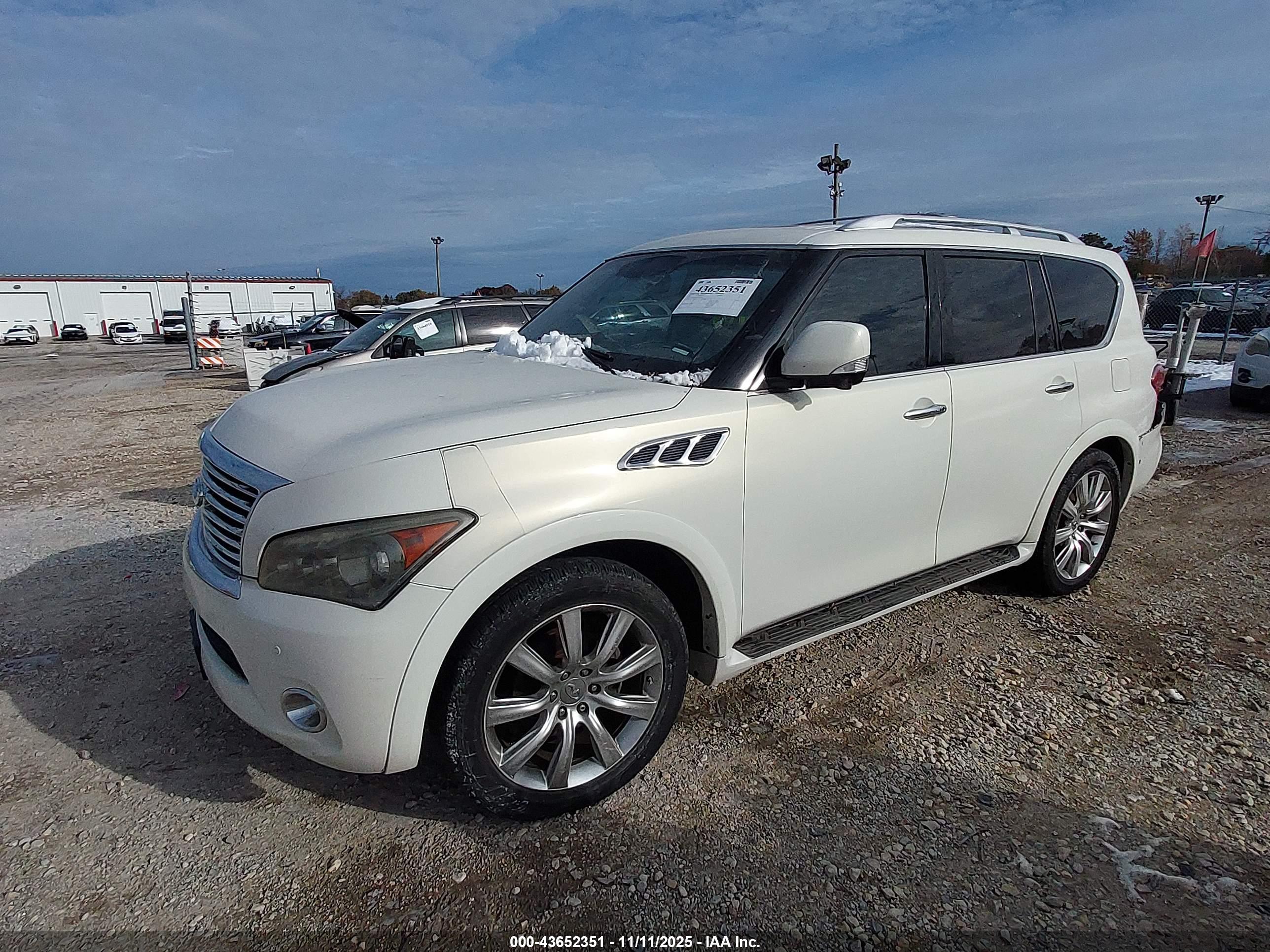INFINITI QX56 image 2