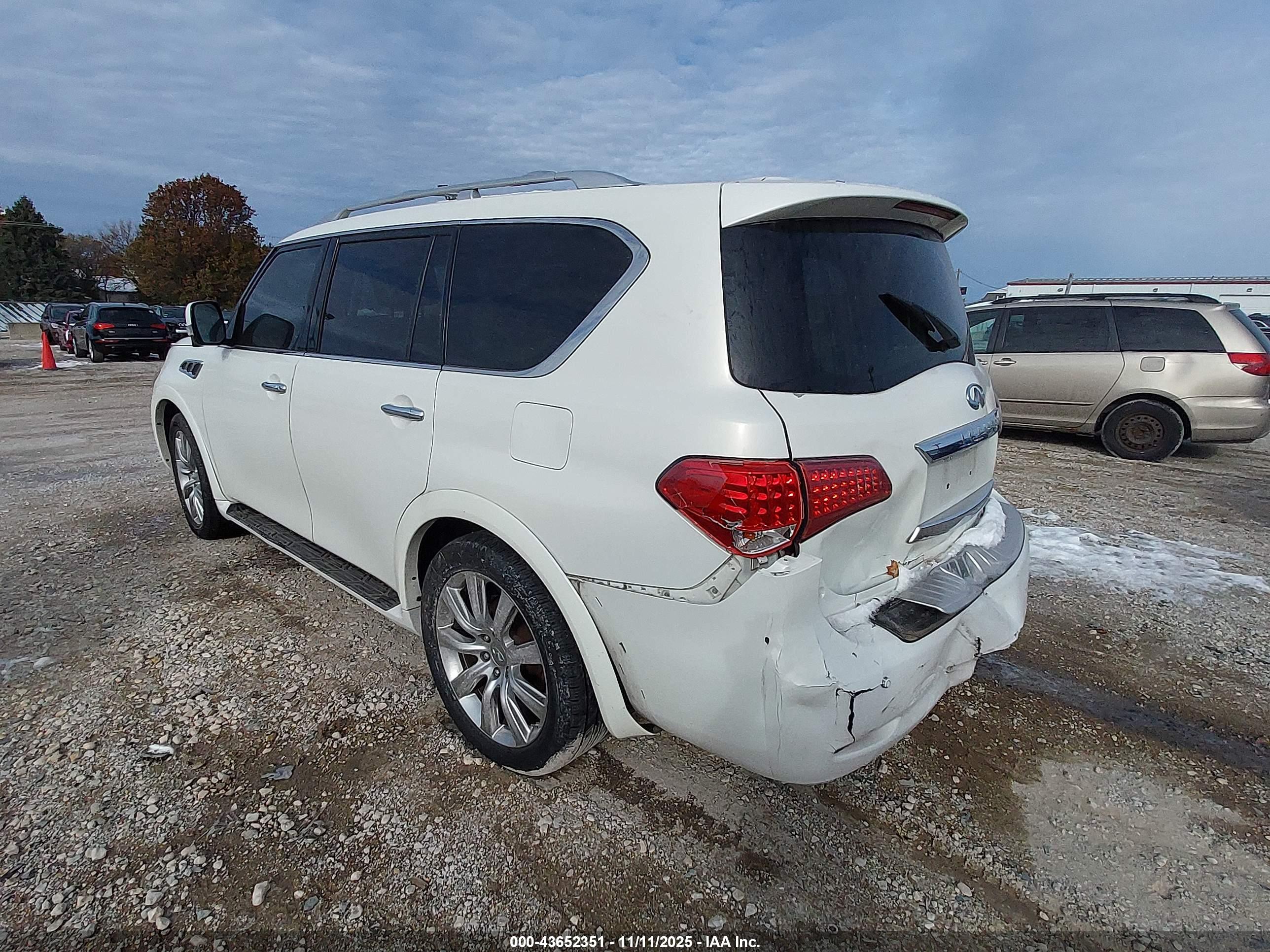 INFINITI QX56 image 3