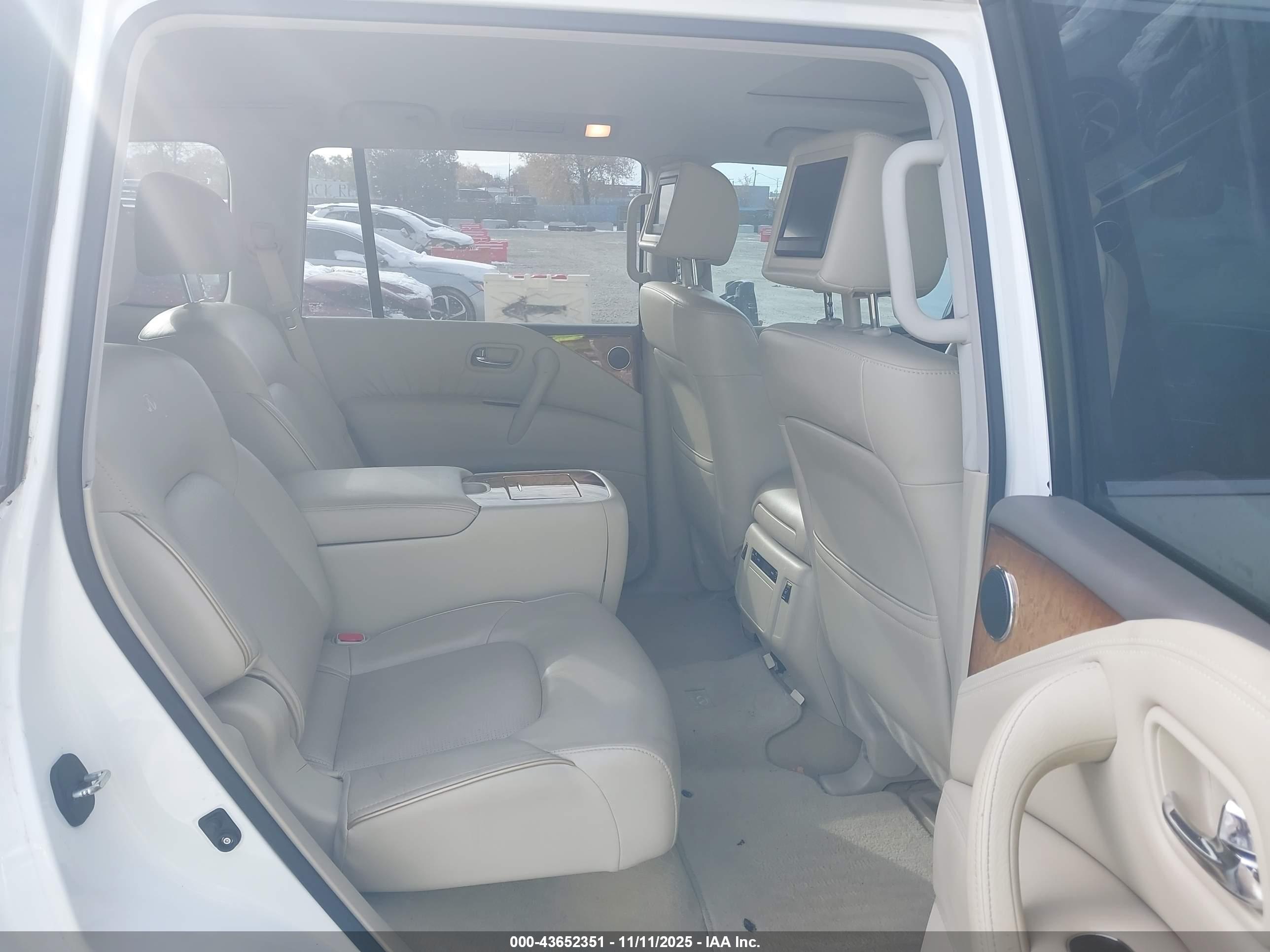 INFINITI QX56 image 8