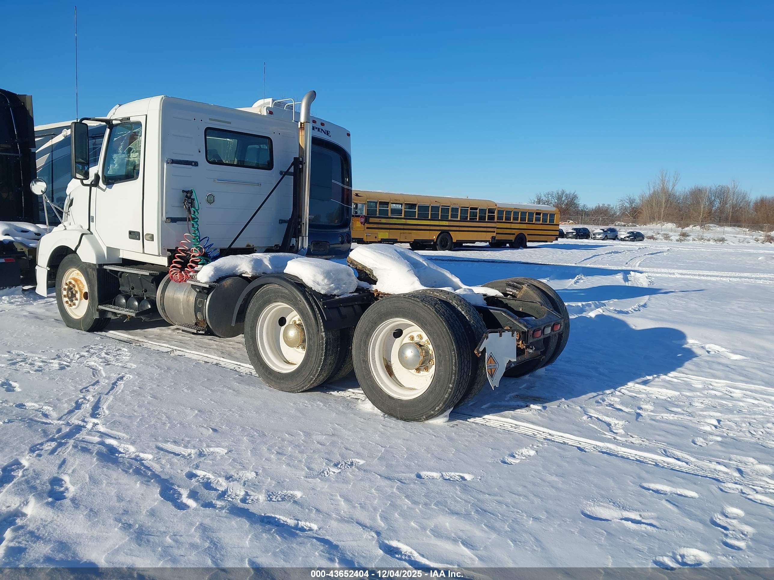 VOLVO VN image 3