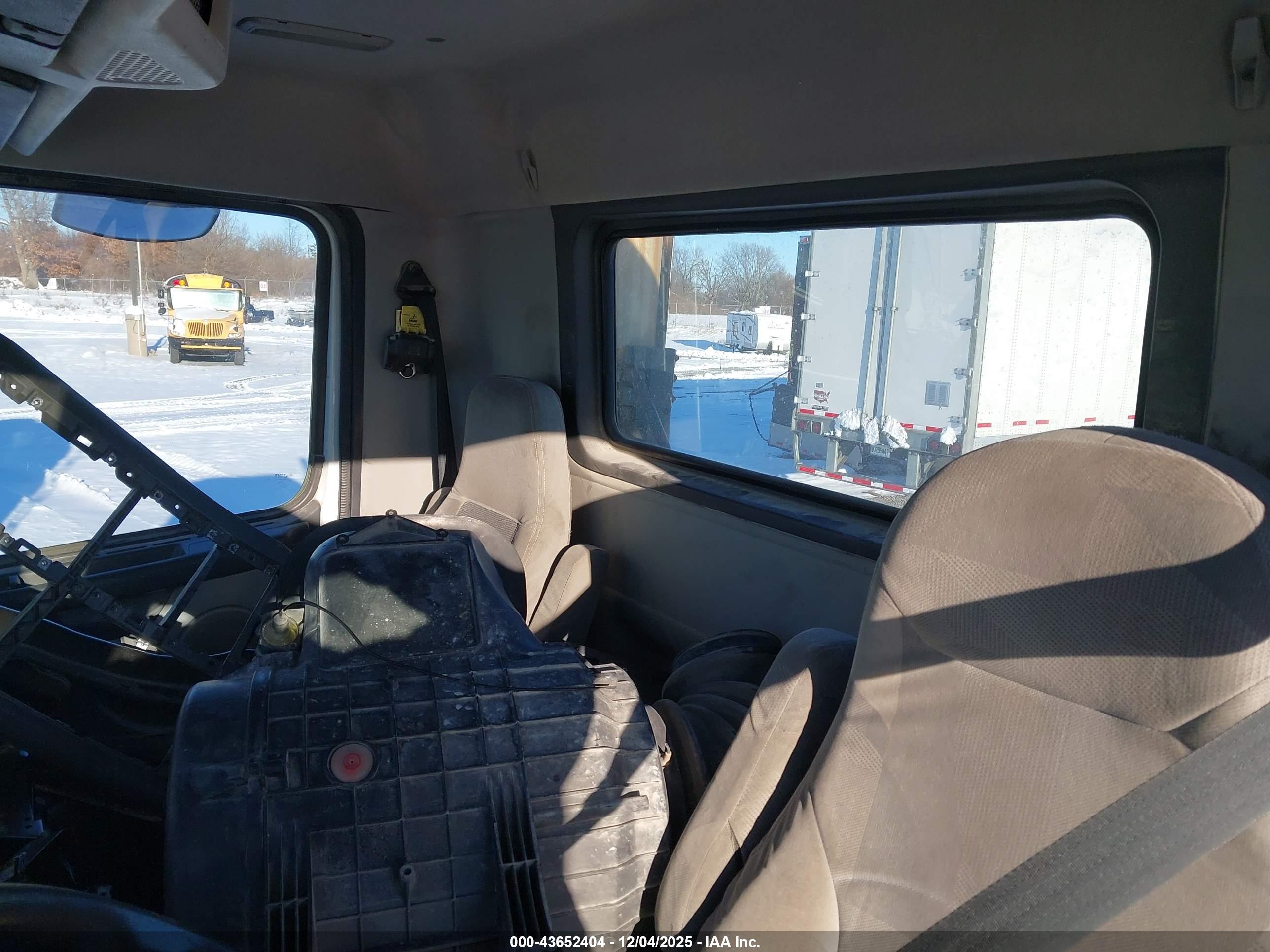 VOLVO VN image 7