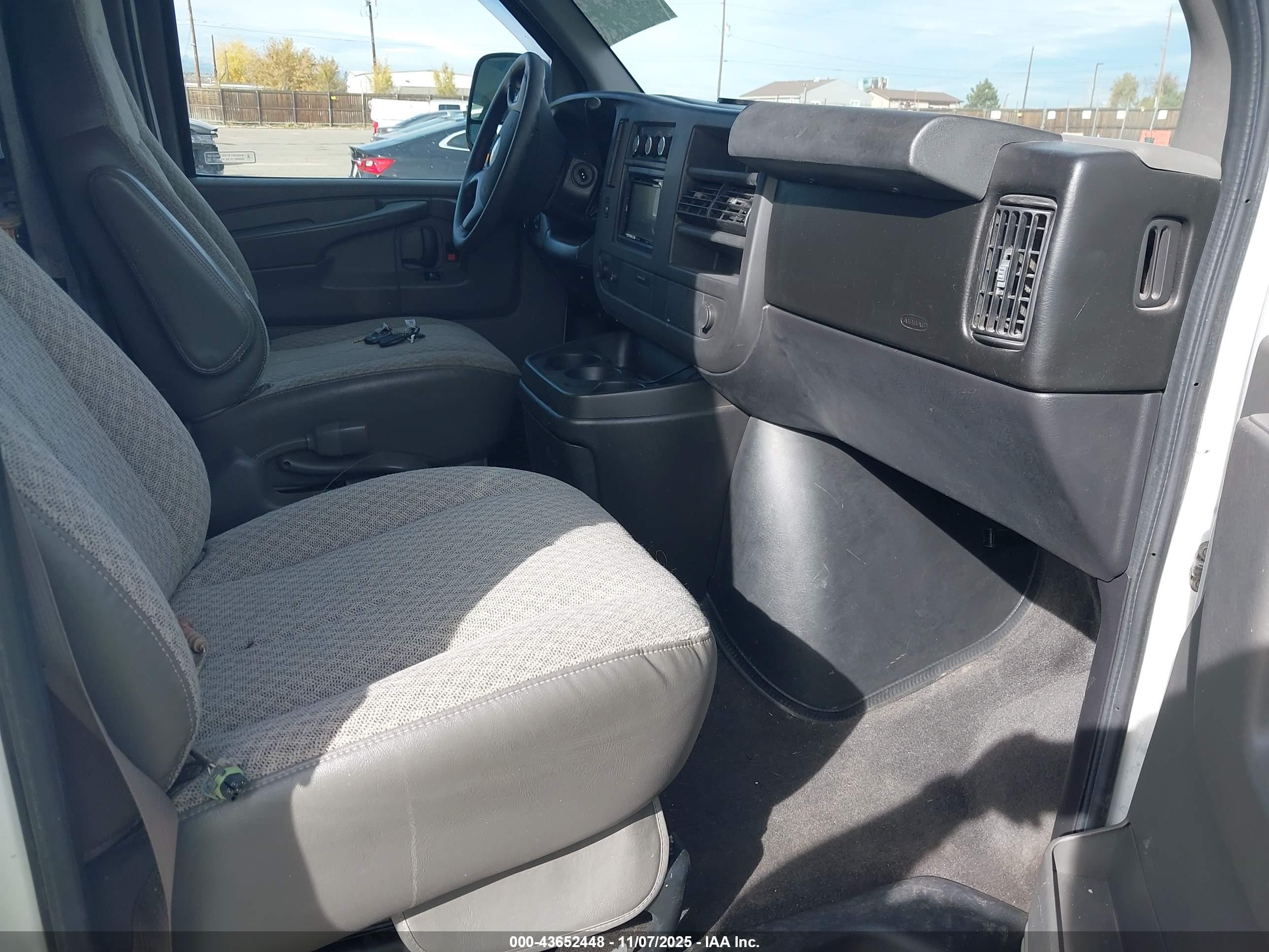CHEVROLET EXPRESS image 5