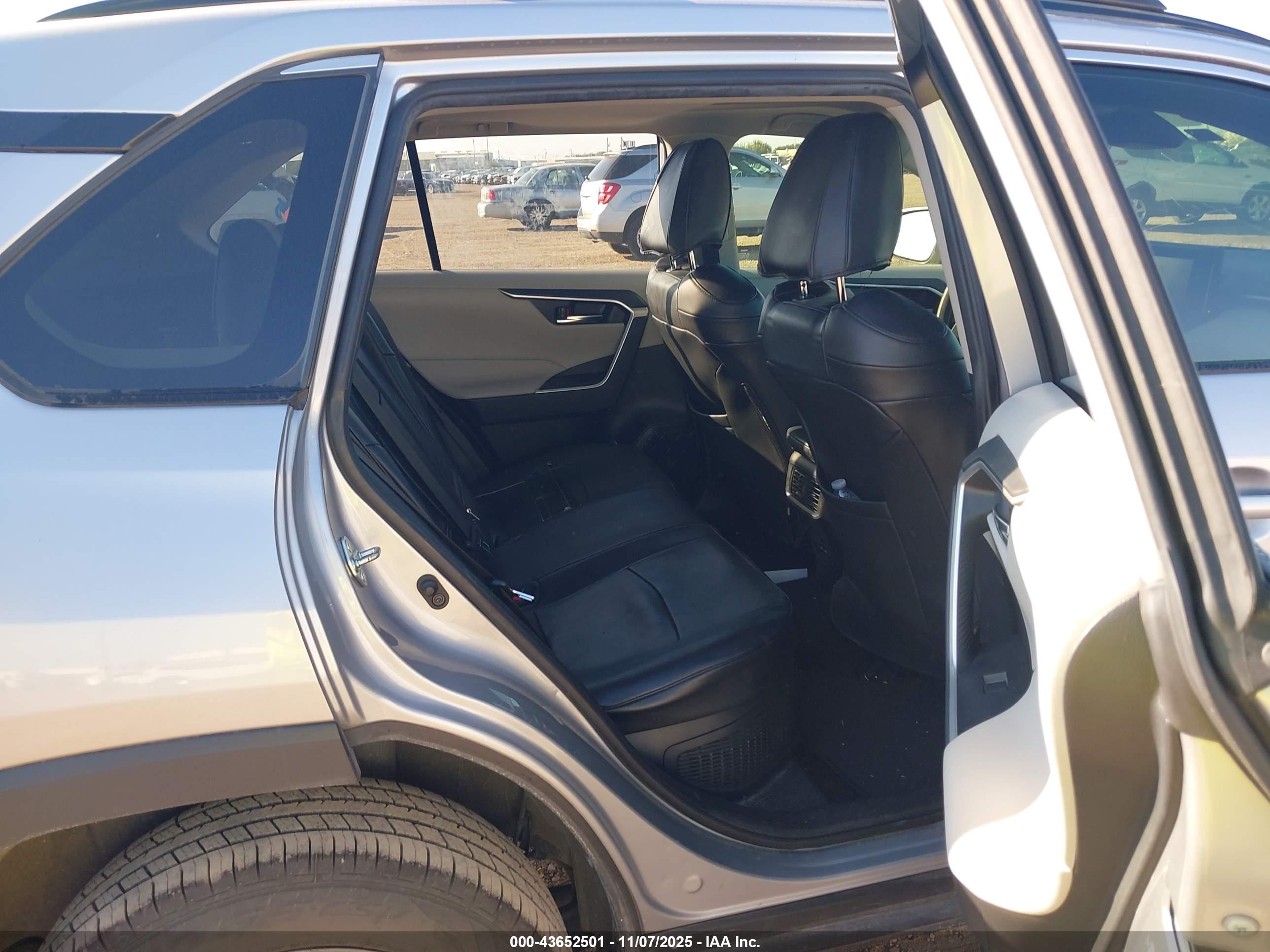 TOYOTA RAV4 image 8