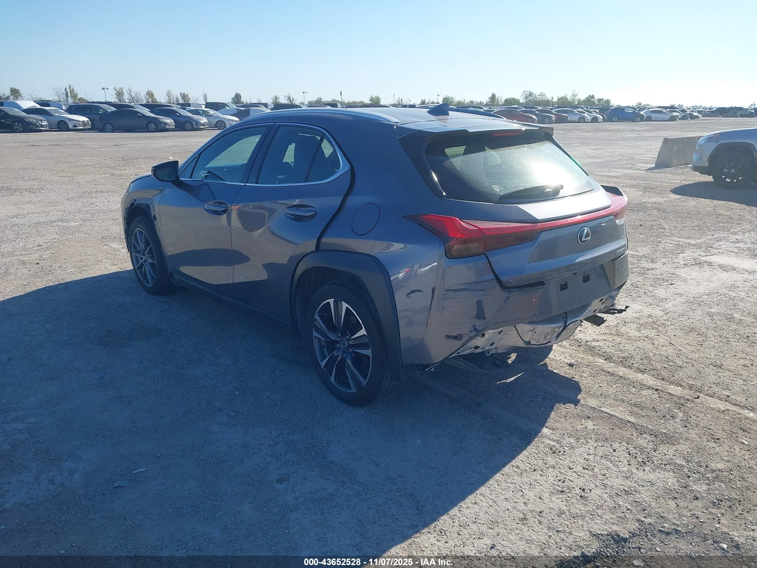 LEXUS UX image 3