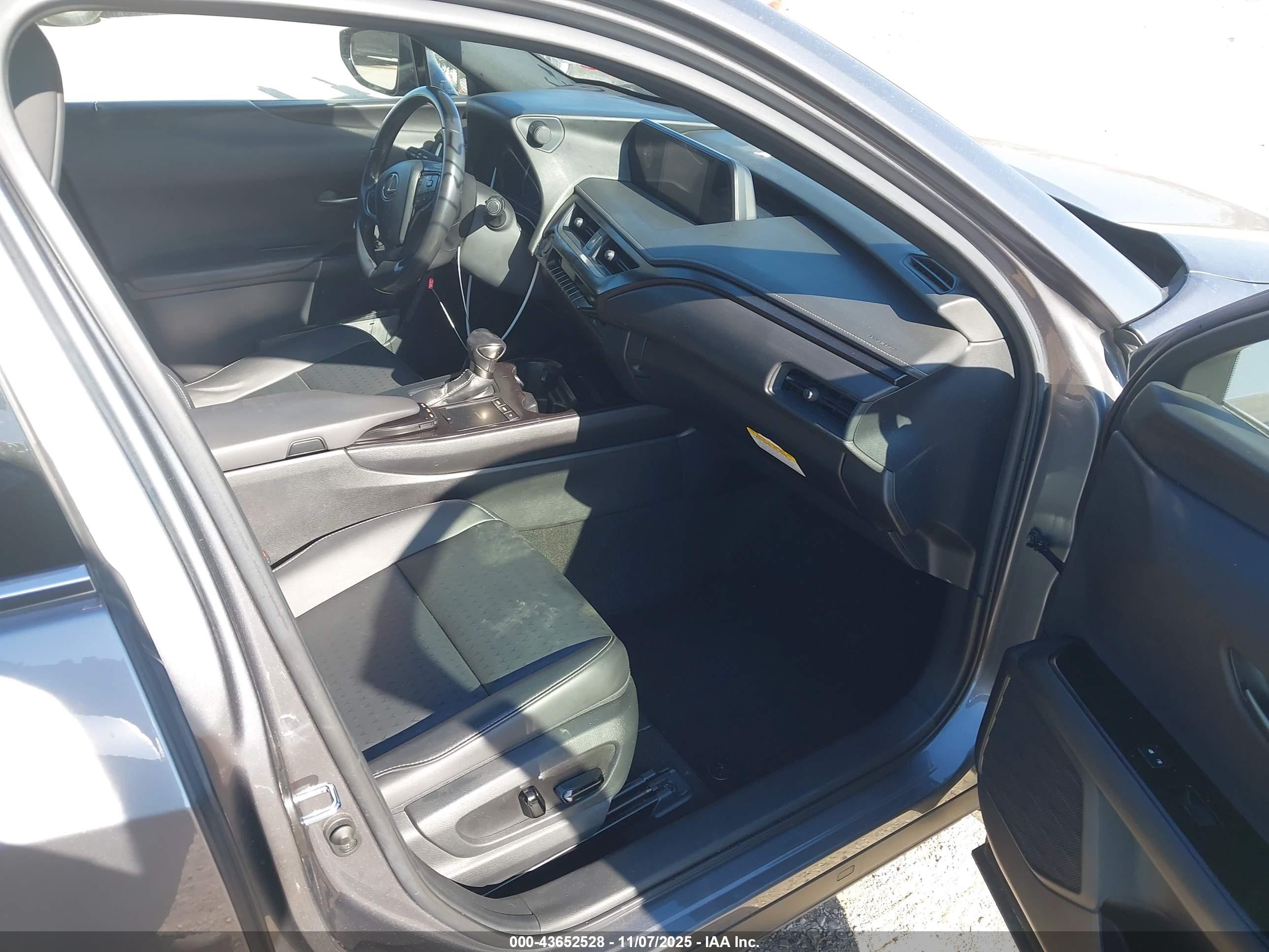 LEXUS UX image 5