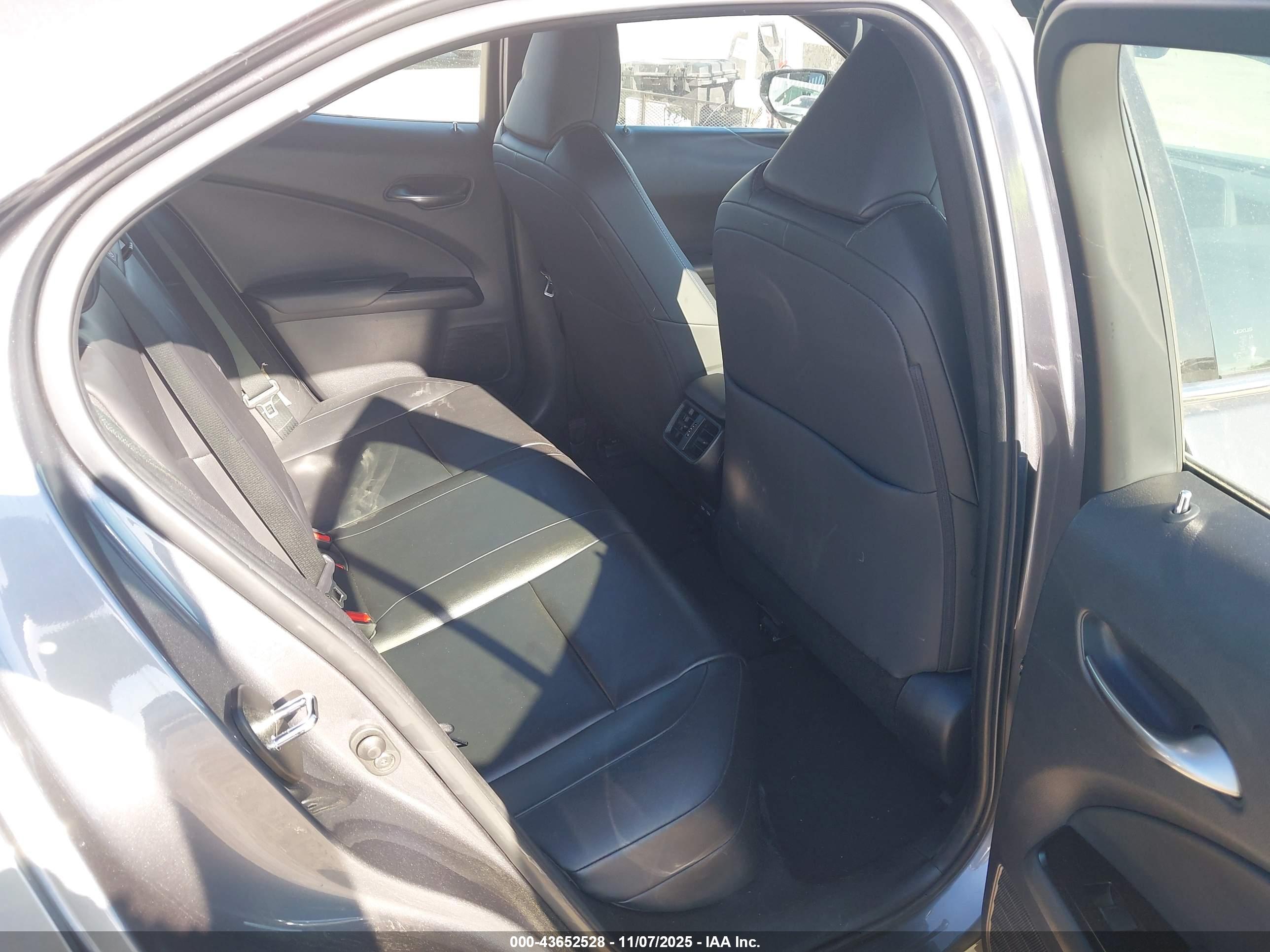 LEXUS UX image 8