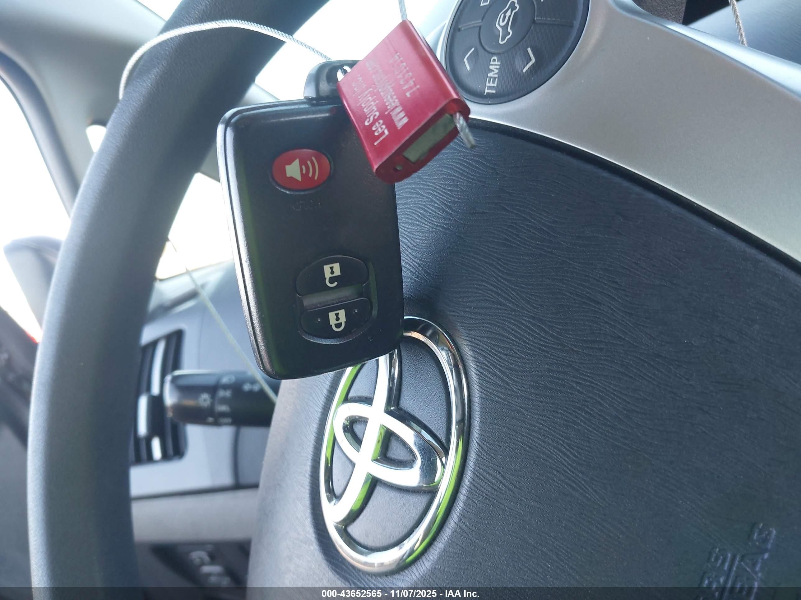 TOYOTA PRIUS image 11