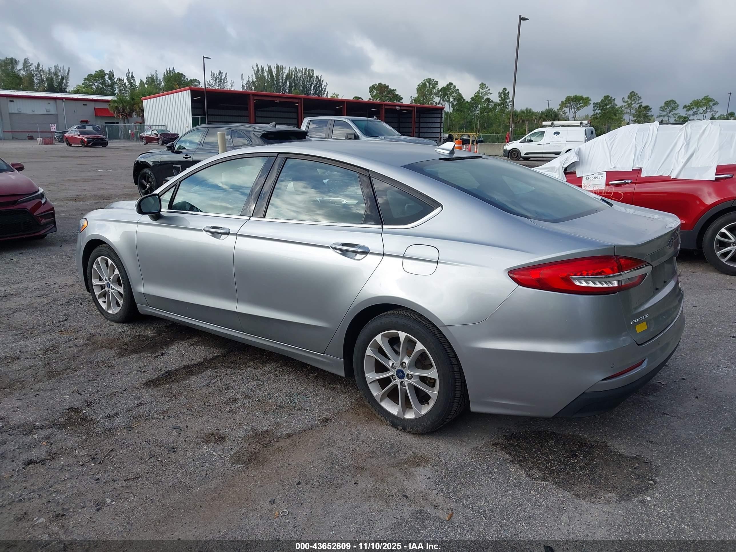 FORD FUSION image 3