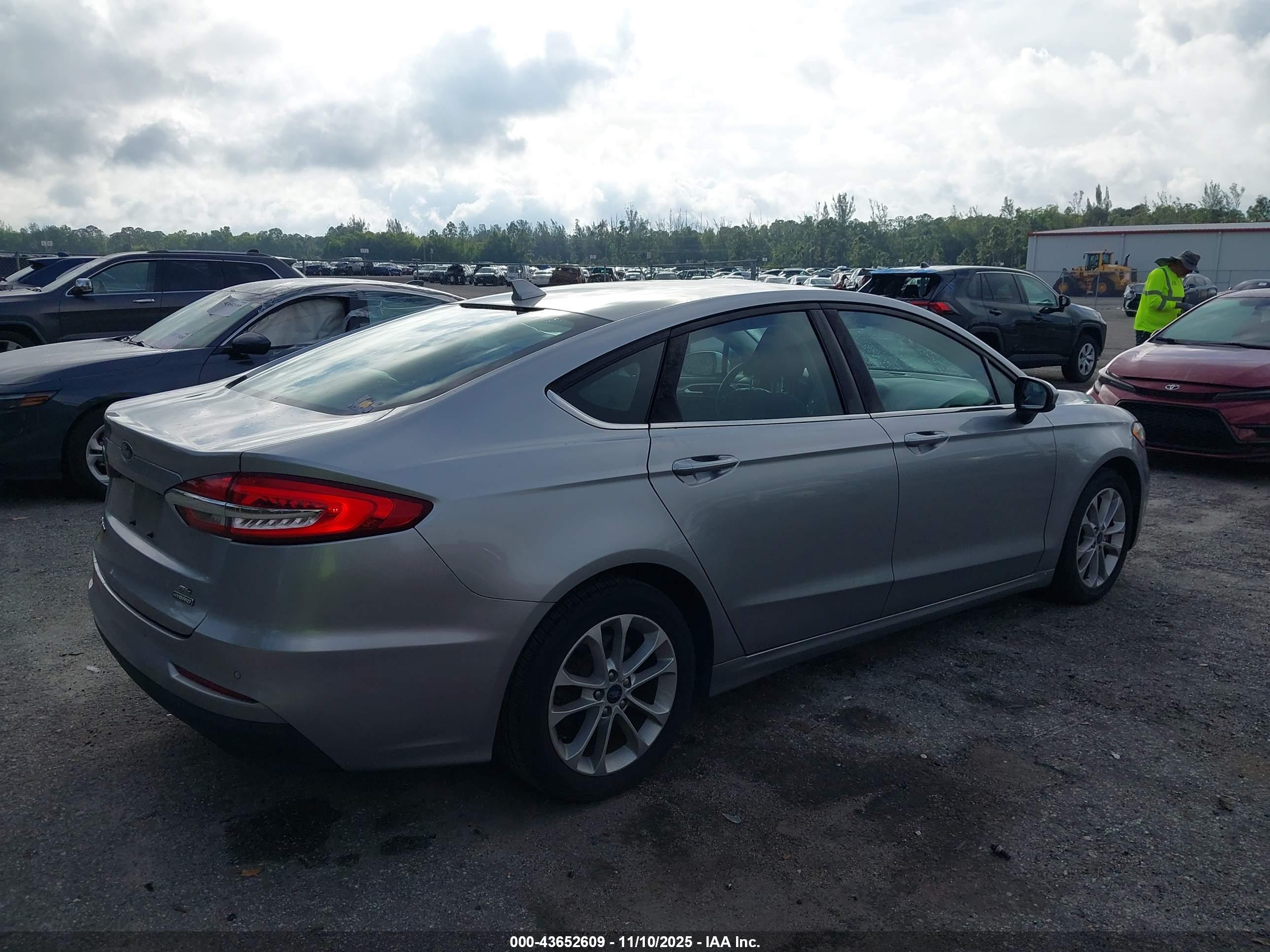 FORD FUSION image 4