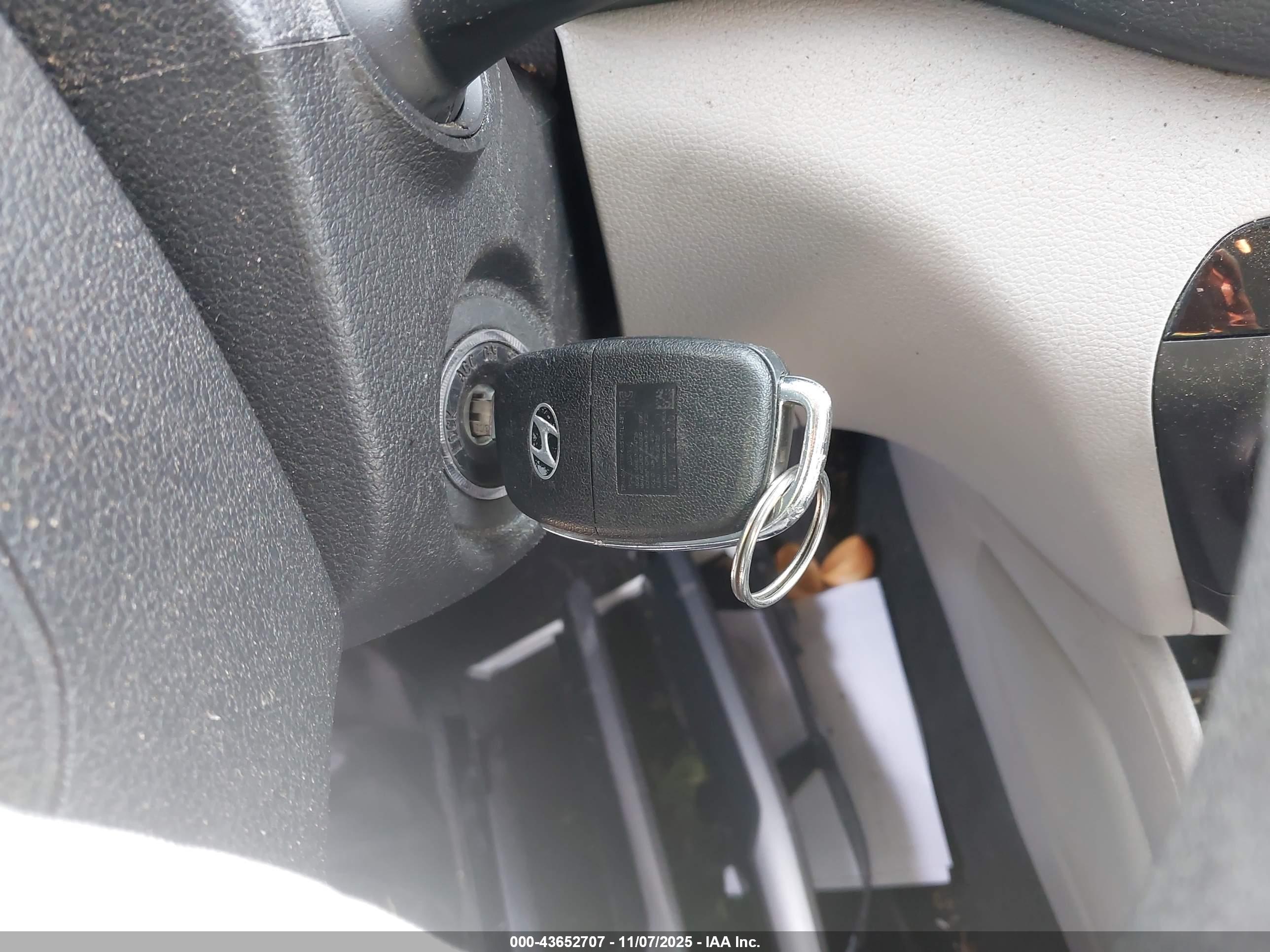 HYUNDAI TUCSON image 11