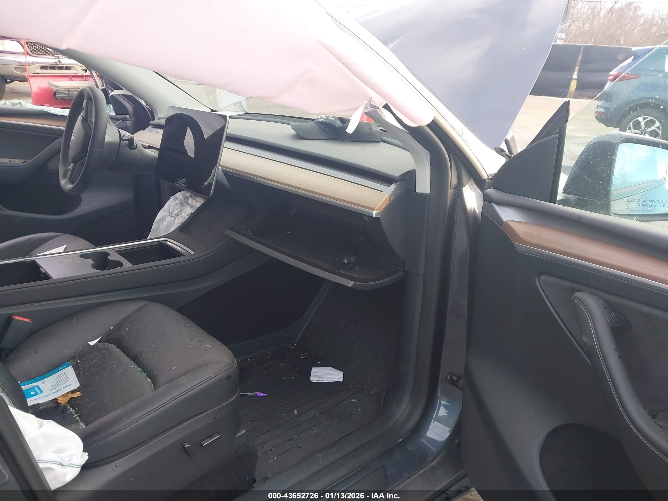 TESLA MODEL image 5