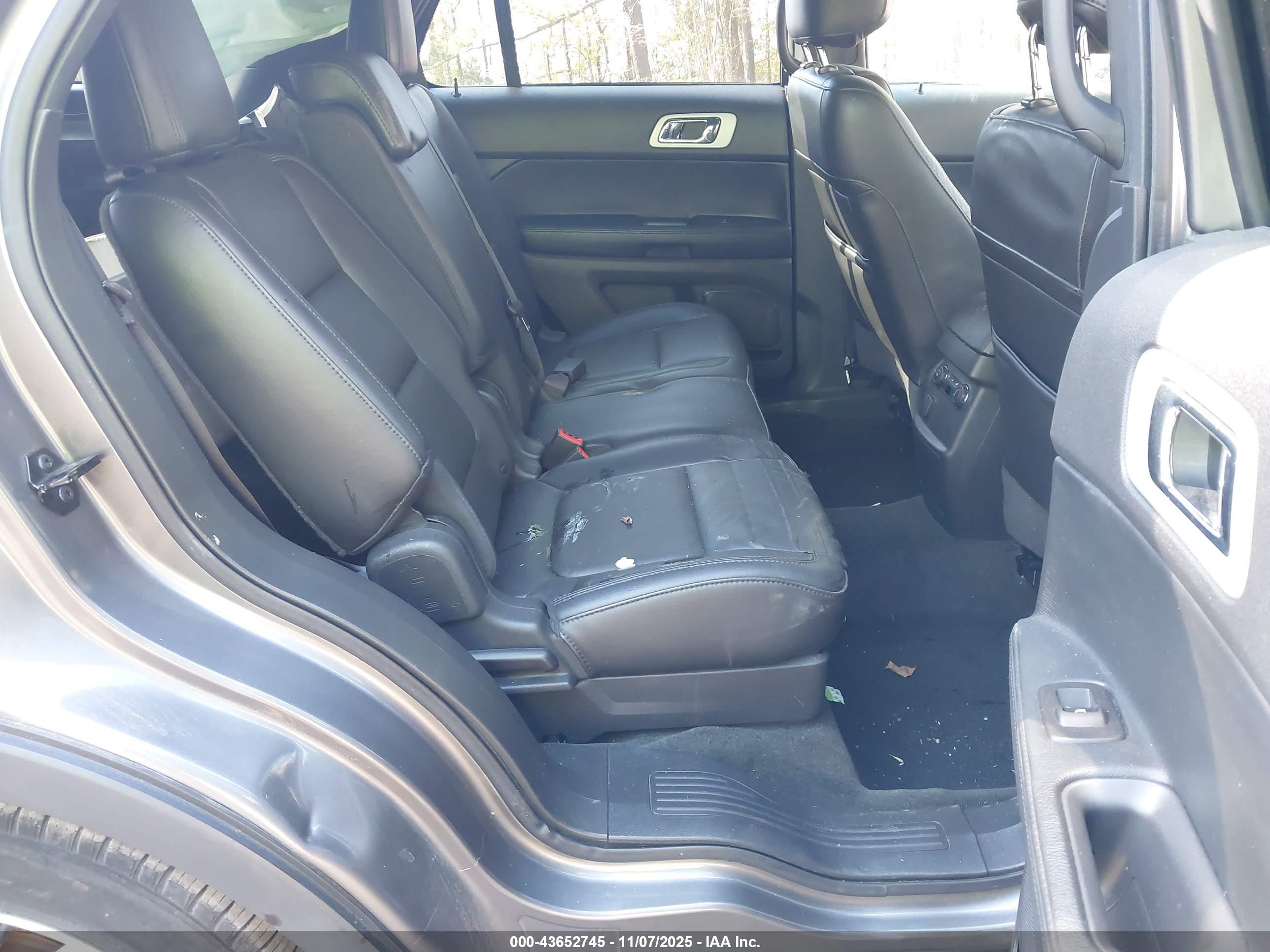 FORD EXPLORER image 8