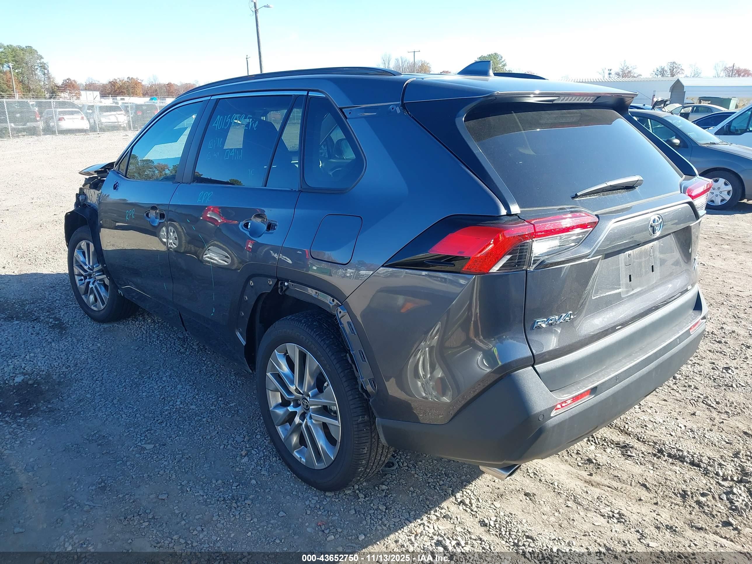 TOYOTA RAV4 image 3