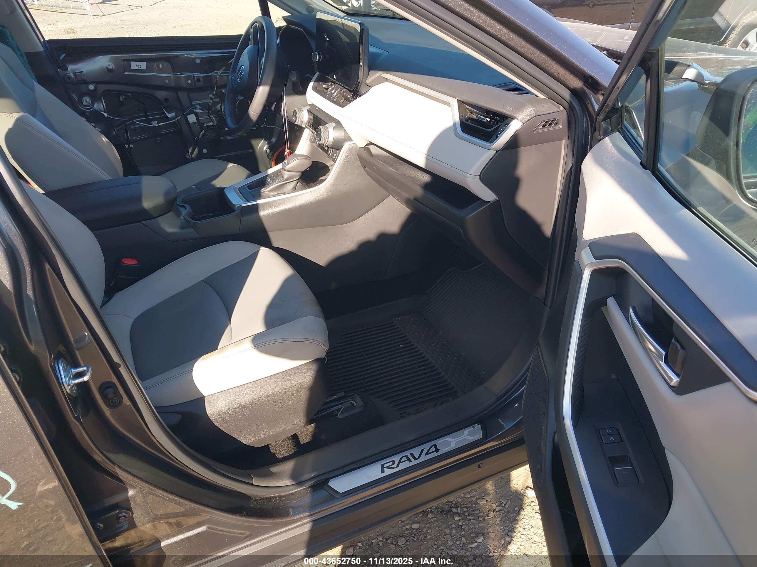 TOYOTA RAV4 image 5