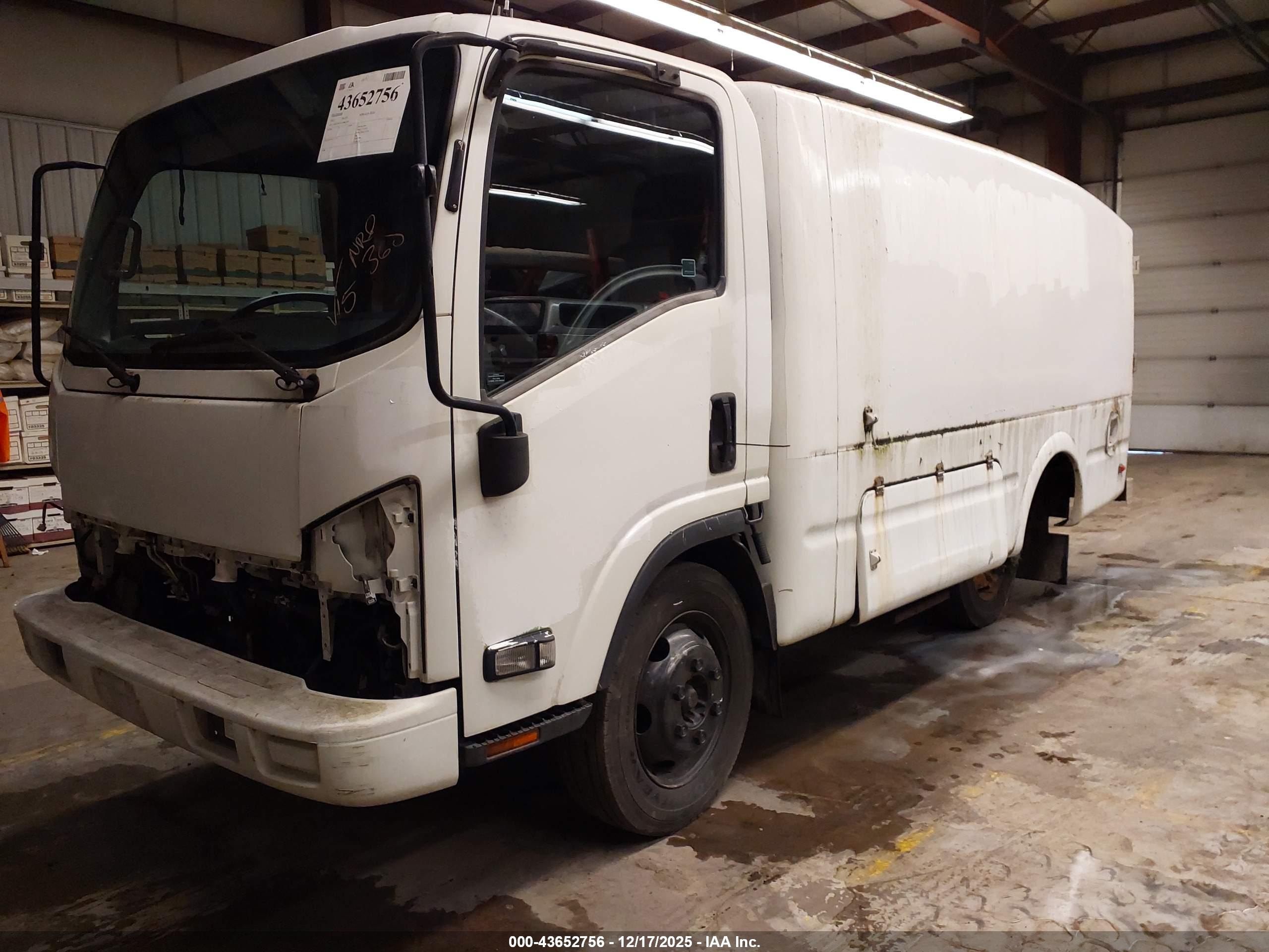 ISUZU NPR image 2