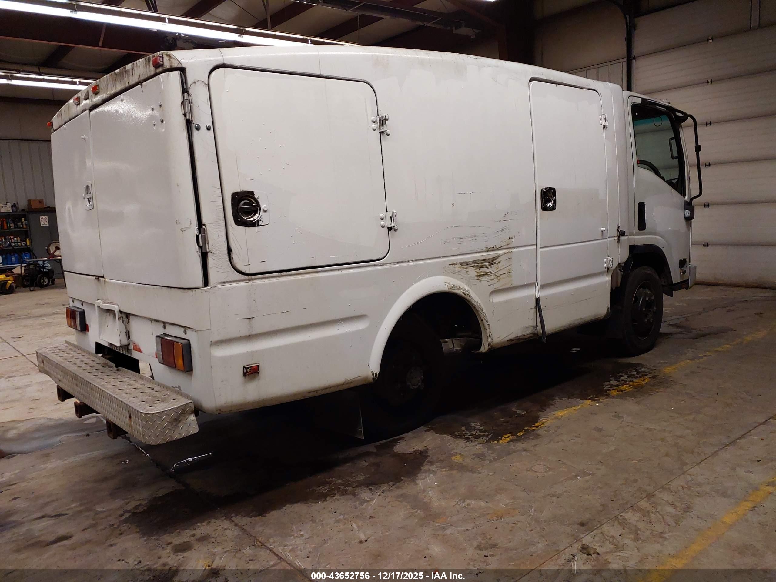 ISUZU NPR image 4