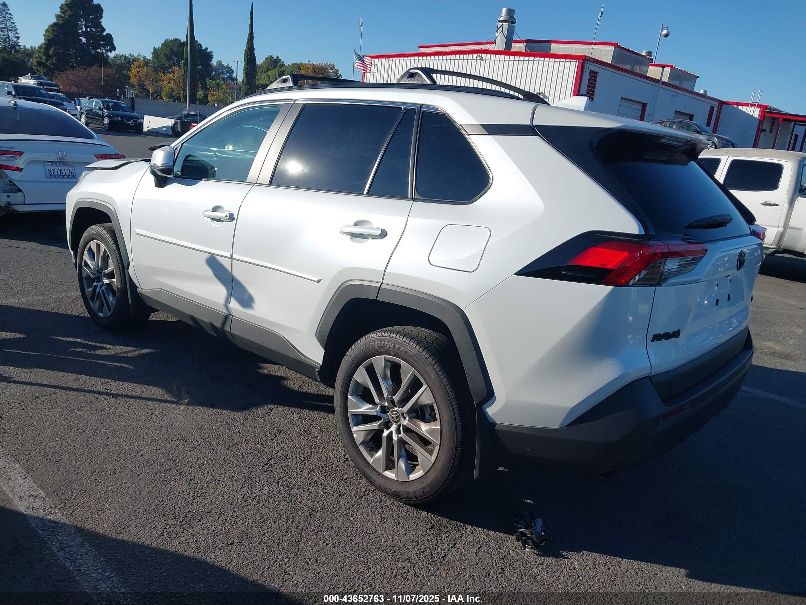 TOYOTA RAV4 image 3