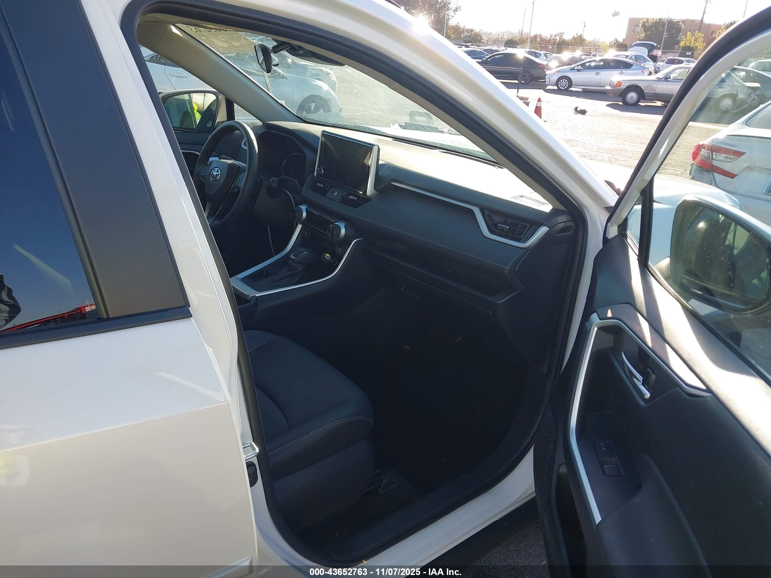 TOYOTA RAV4 image 5