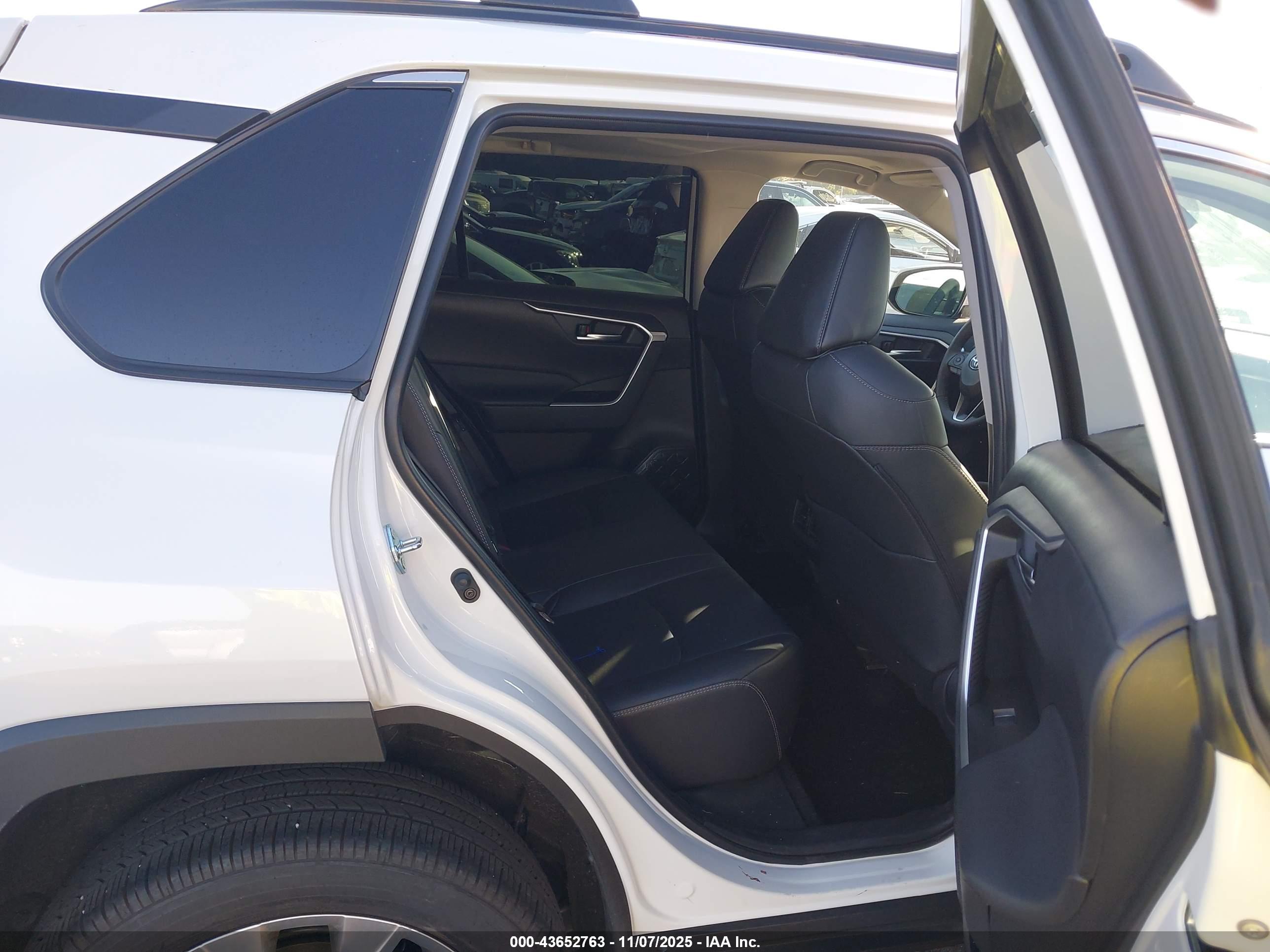 TOYOTA RAV4 image 8