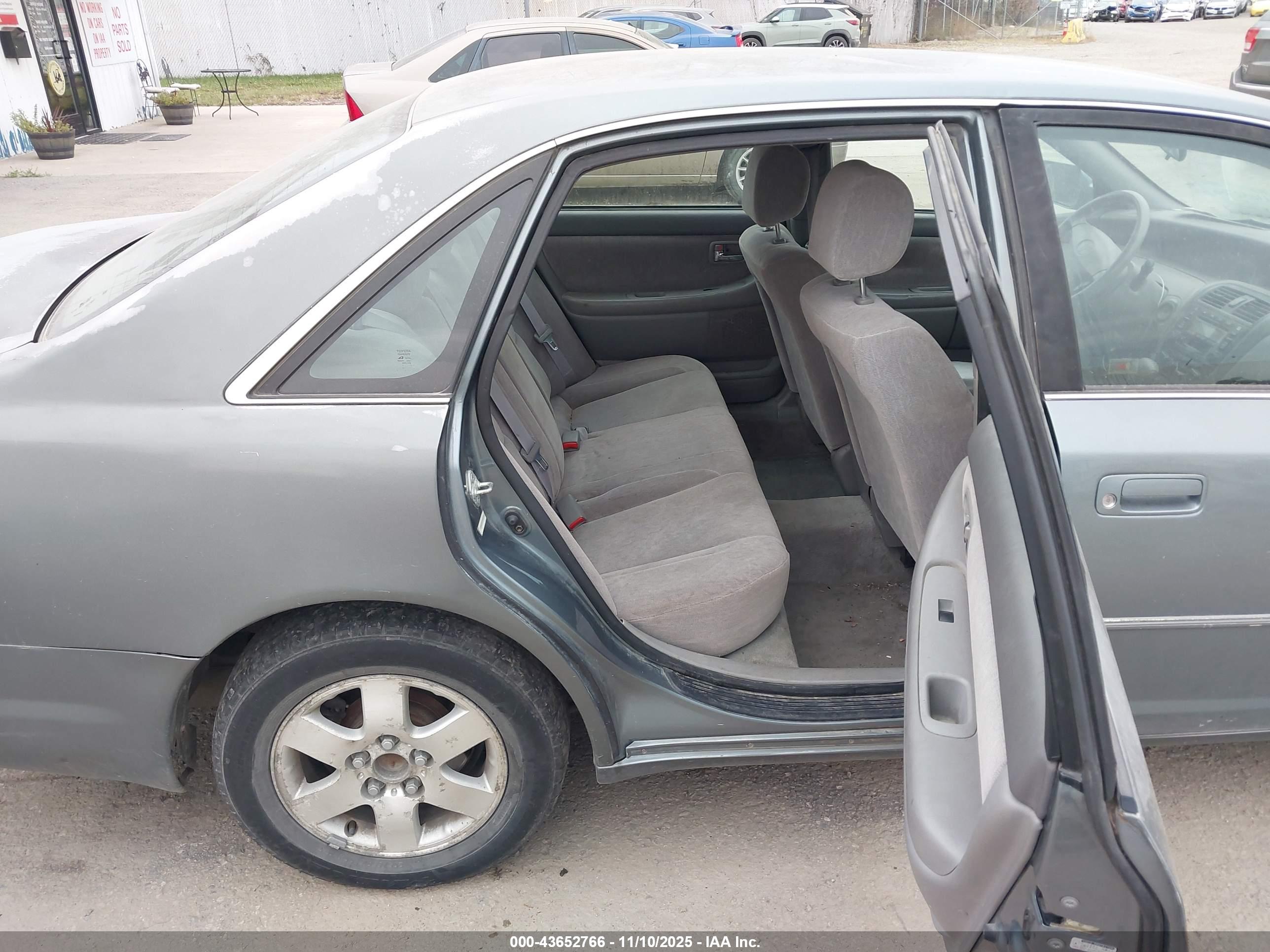 TOYOTA AVALON image 8