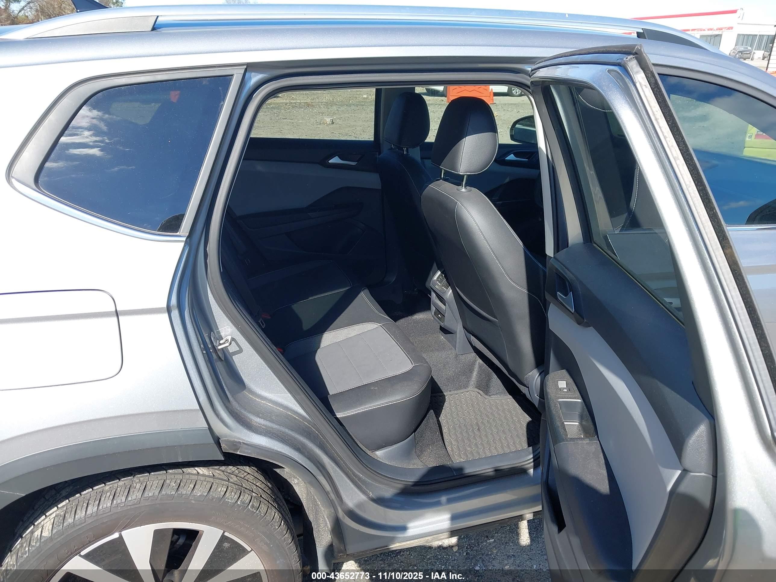 VOLKSWAGEN TAOS image 8