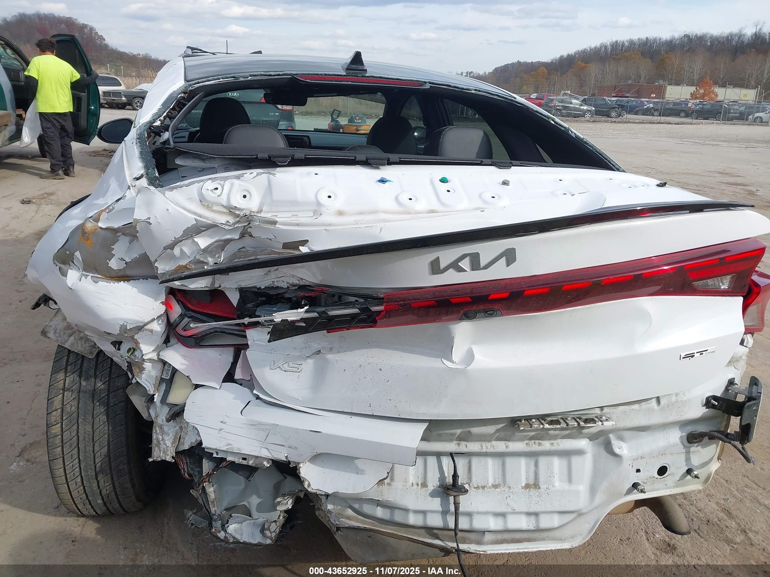 KIA K5 image 6