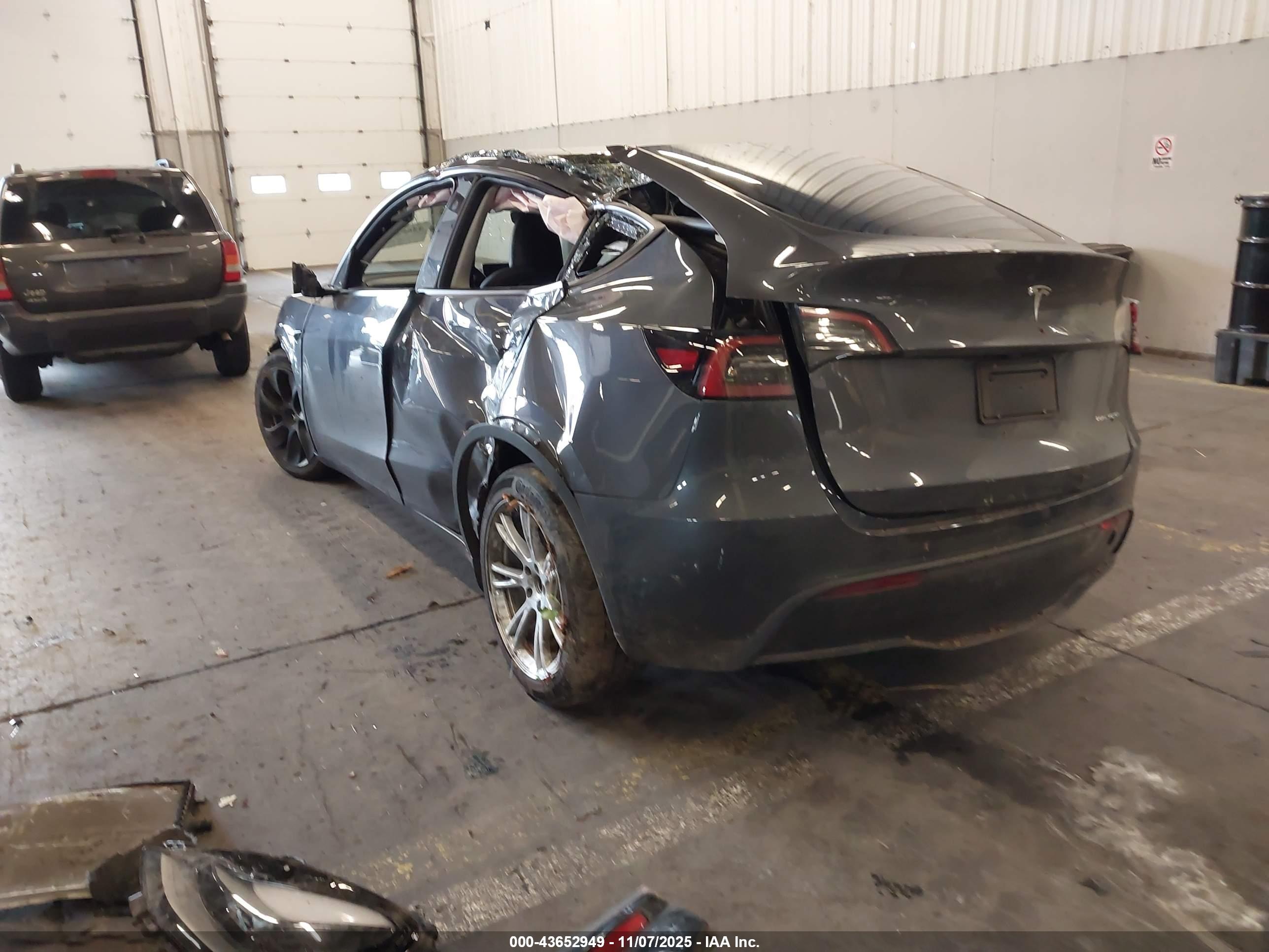 TESLA MODEL image 3