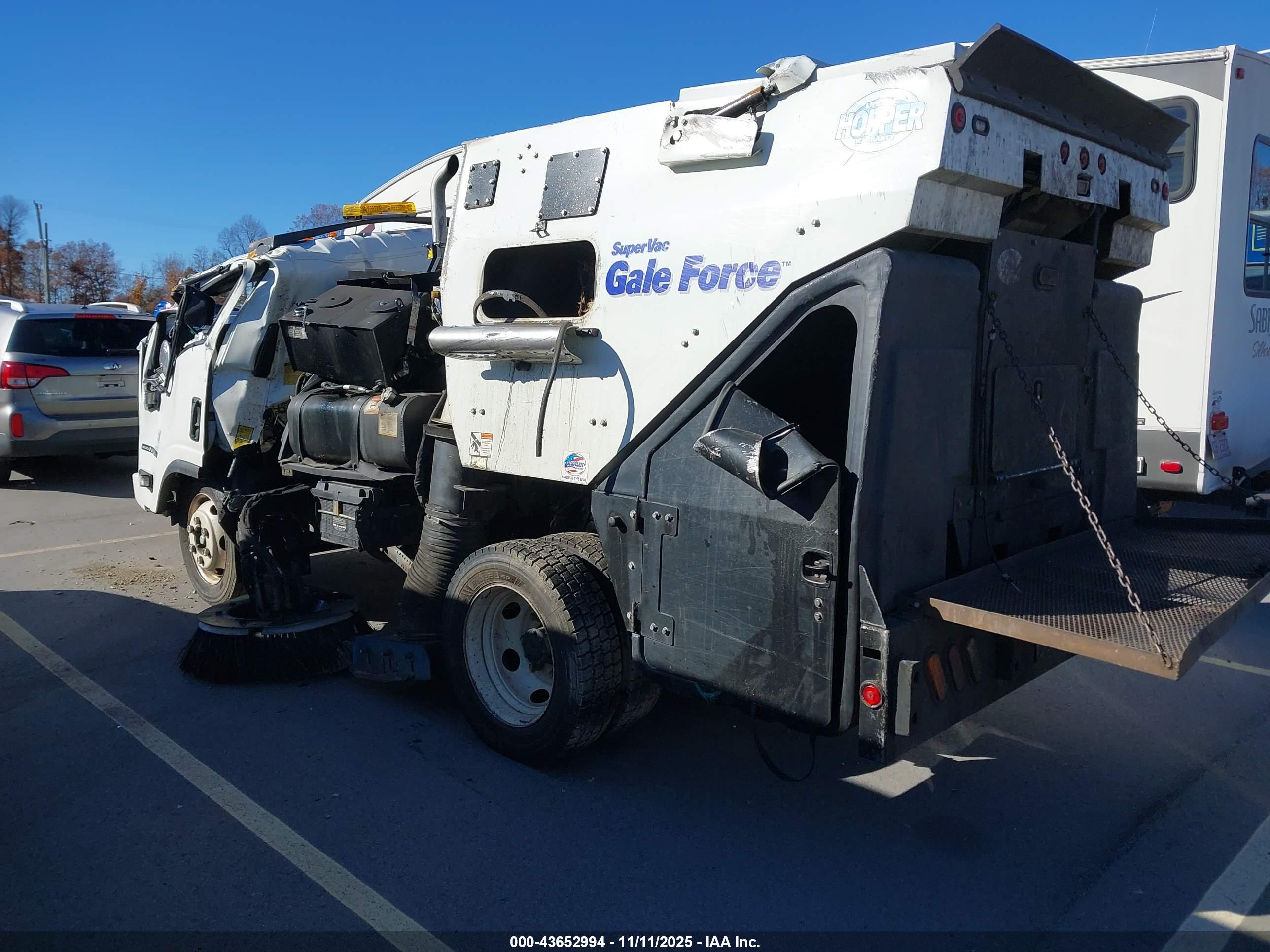 ISUZU NPR image 3
