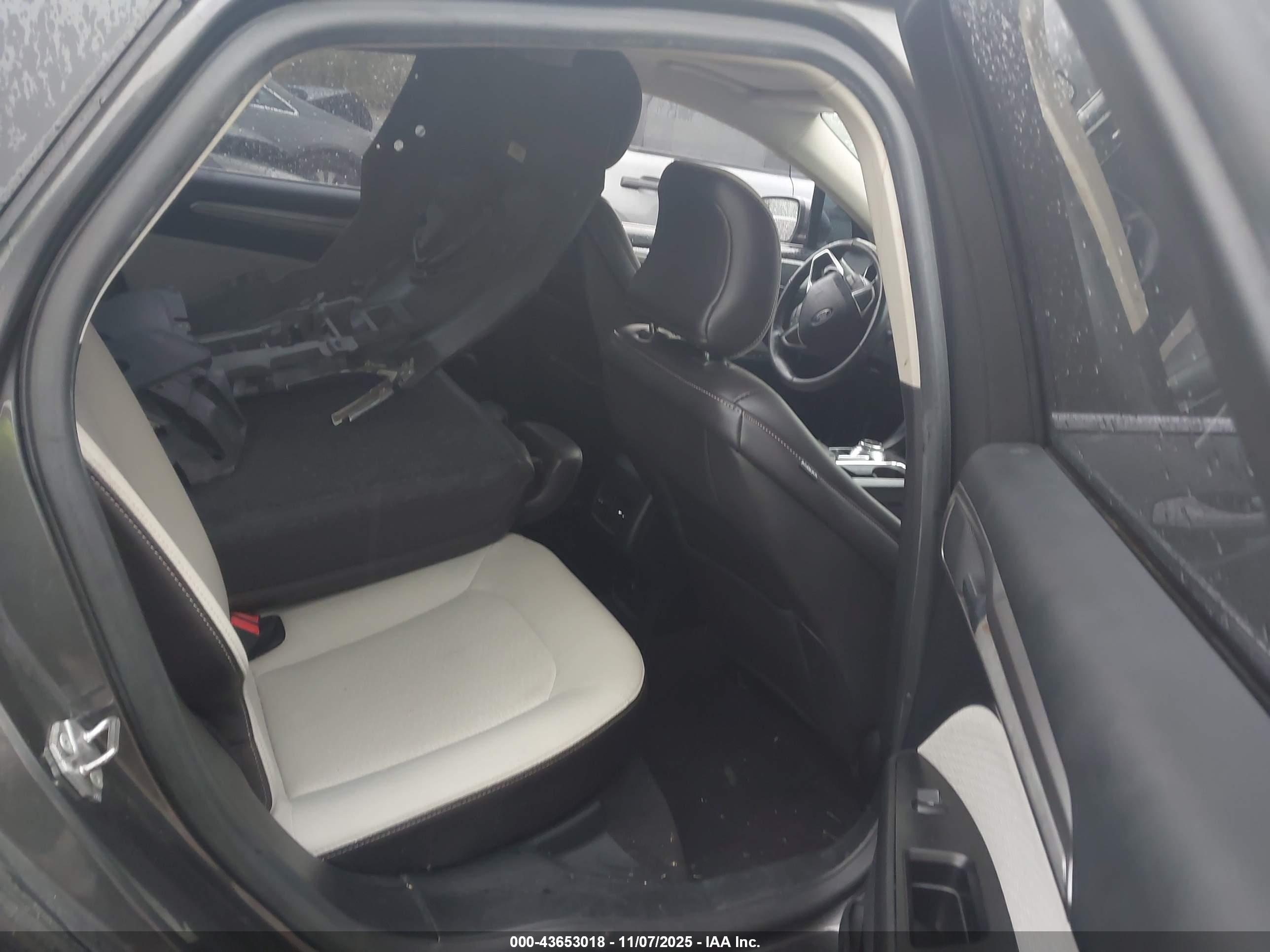 FORD FUSION image 8