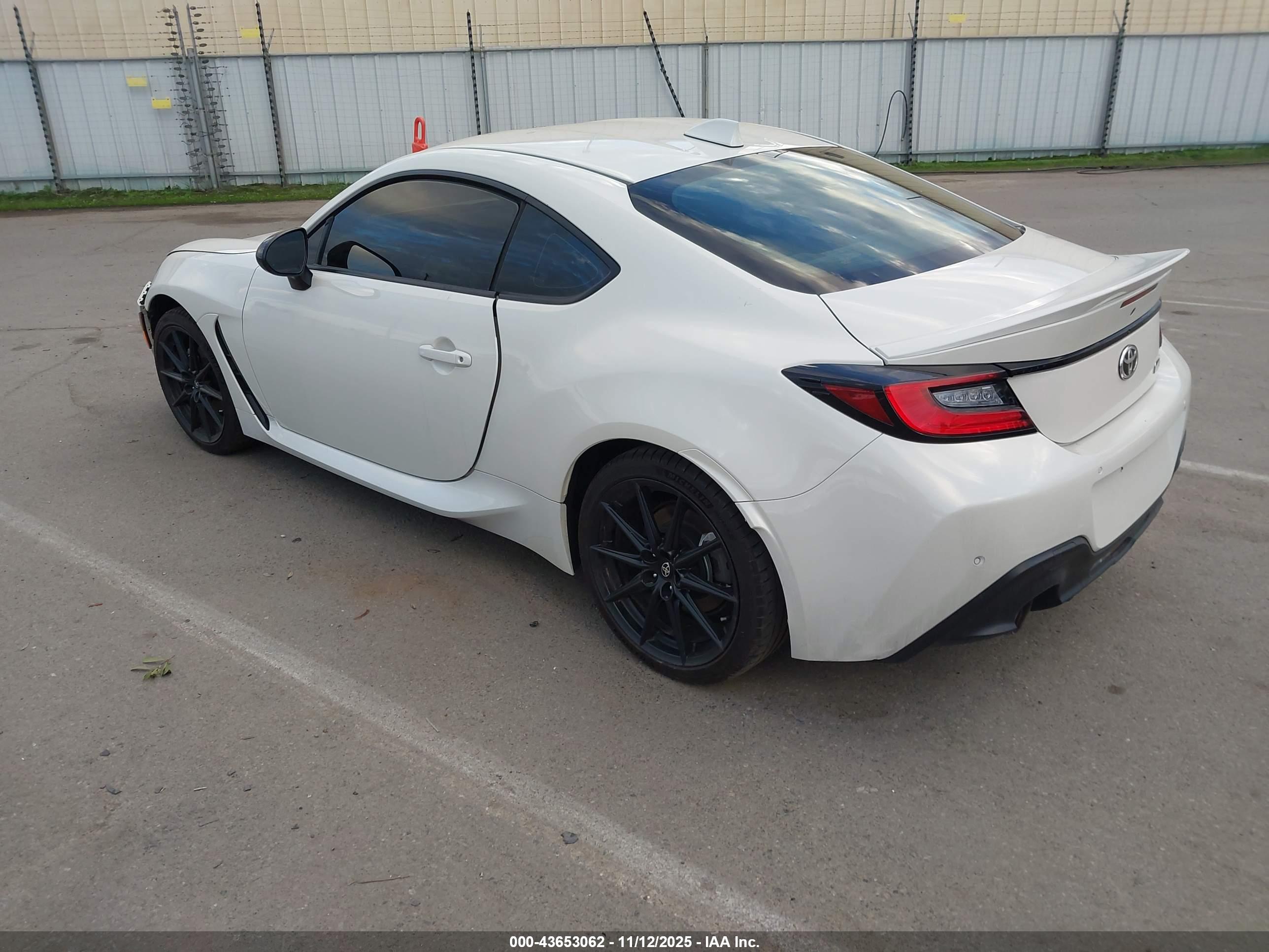 TOYOTA GR86 image 3