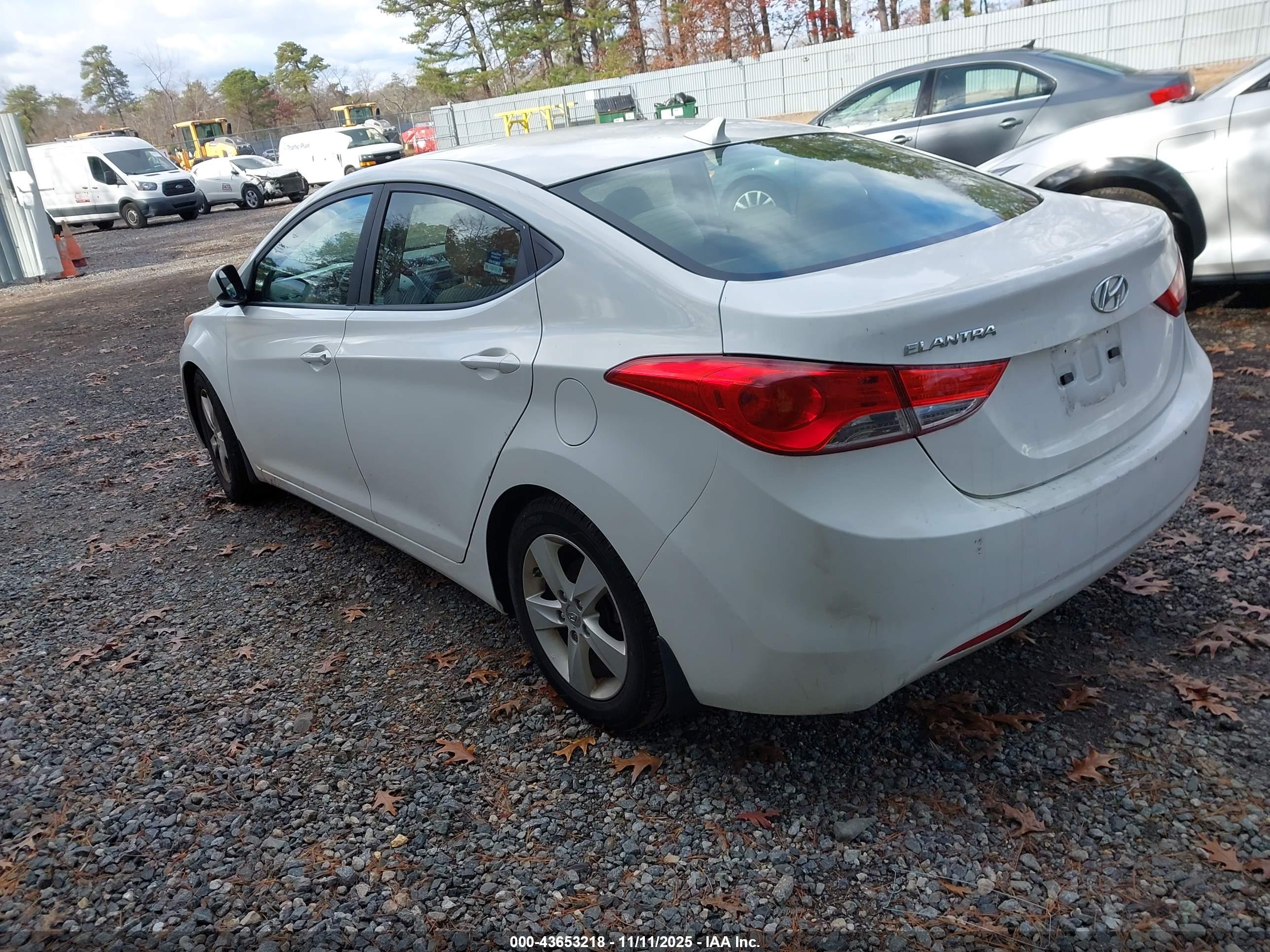HYUNDAI ELANTRA image 3