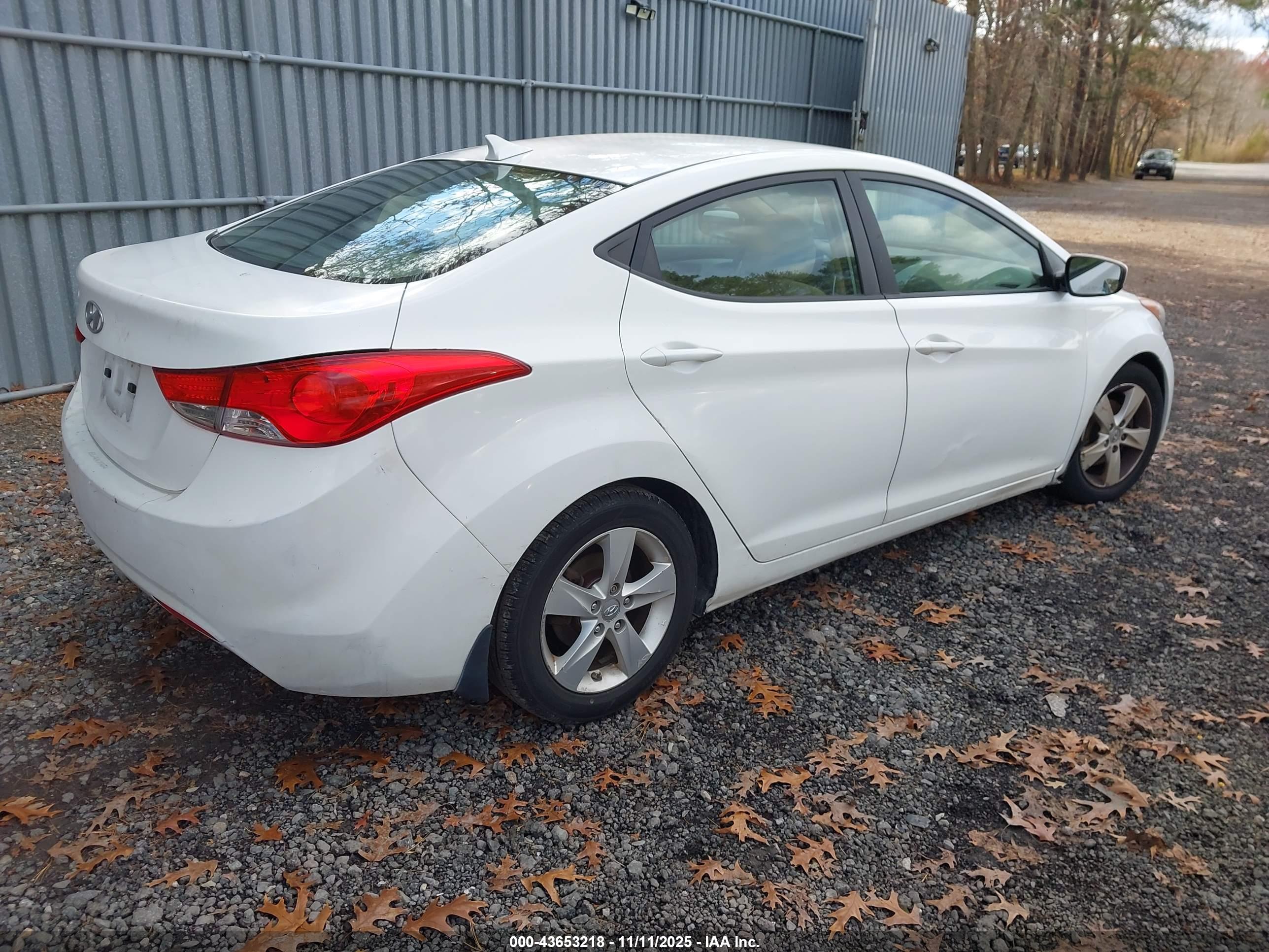 HYUNDAI ELANTRA image 4
