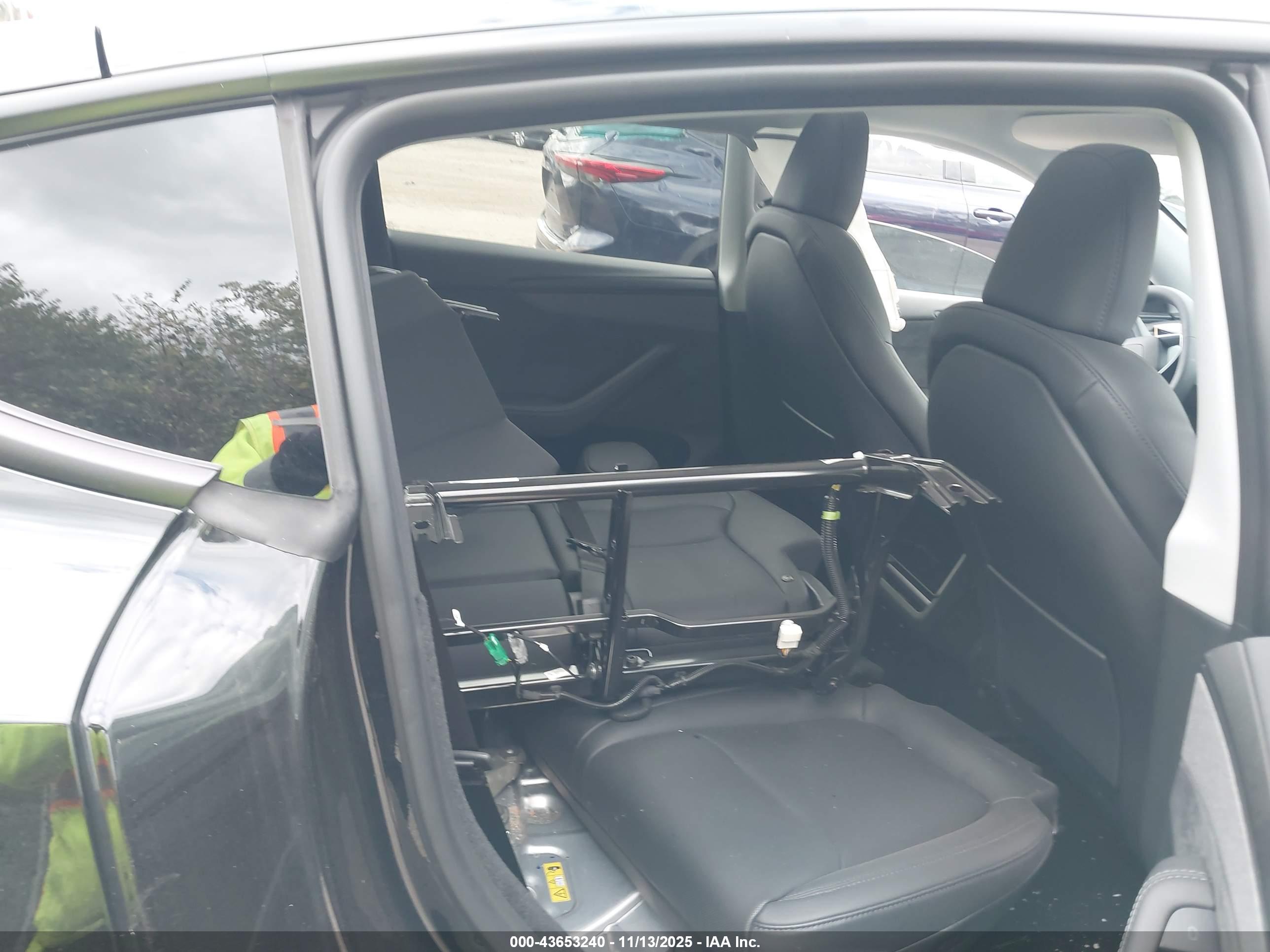 TESLA MODEL image 8