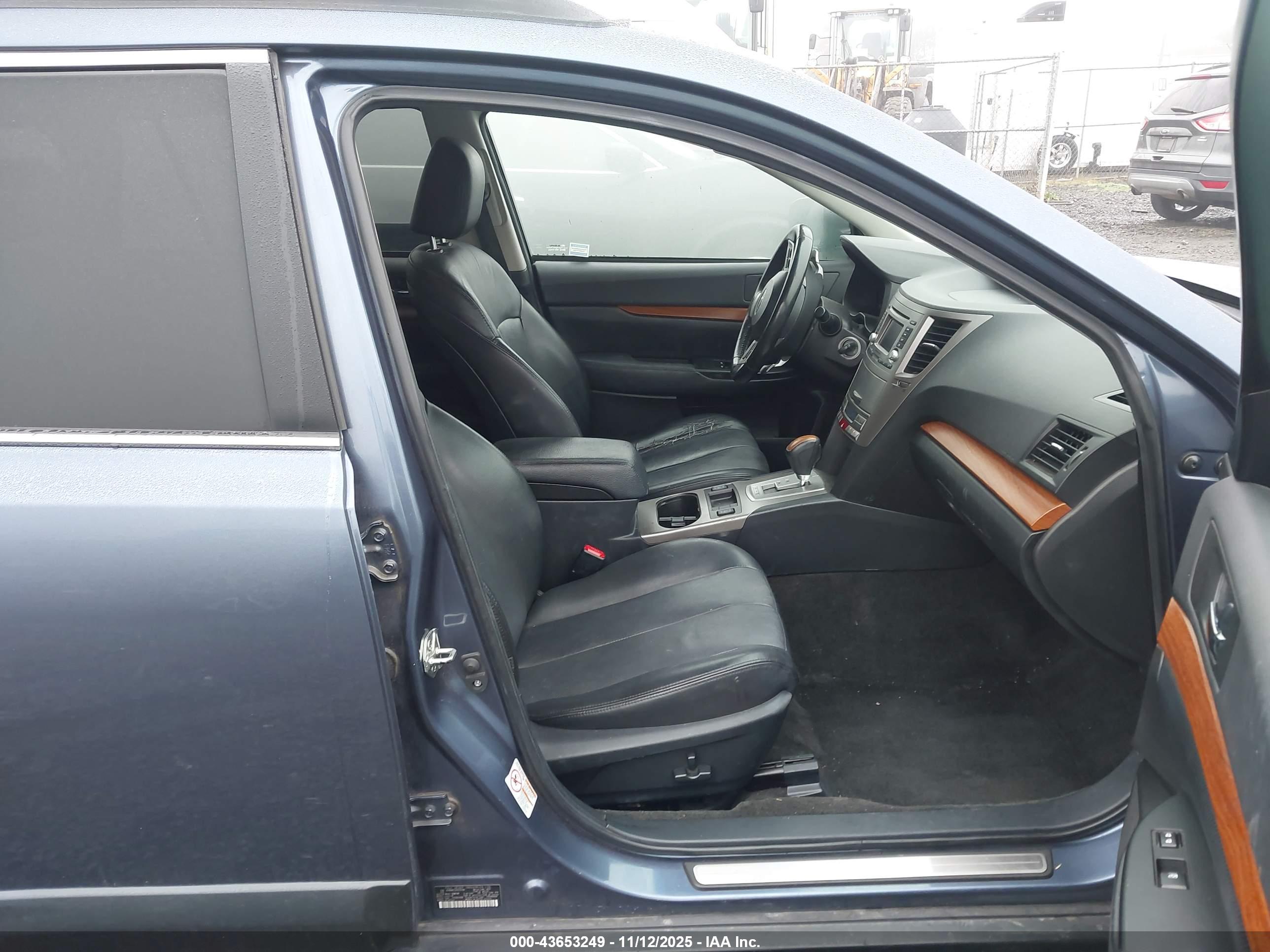 SUBARU OUTBACK image 5