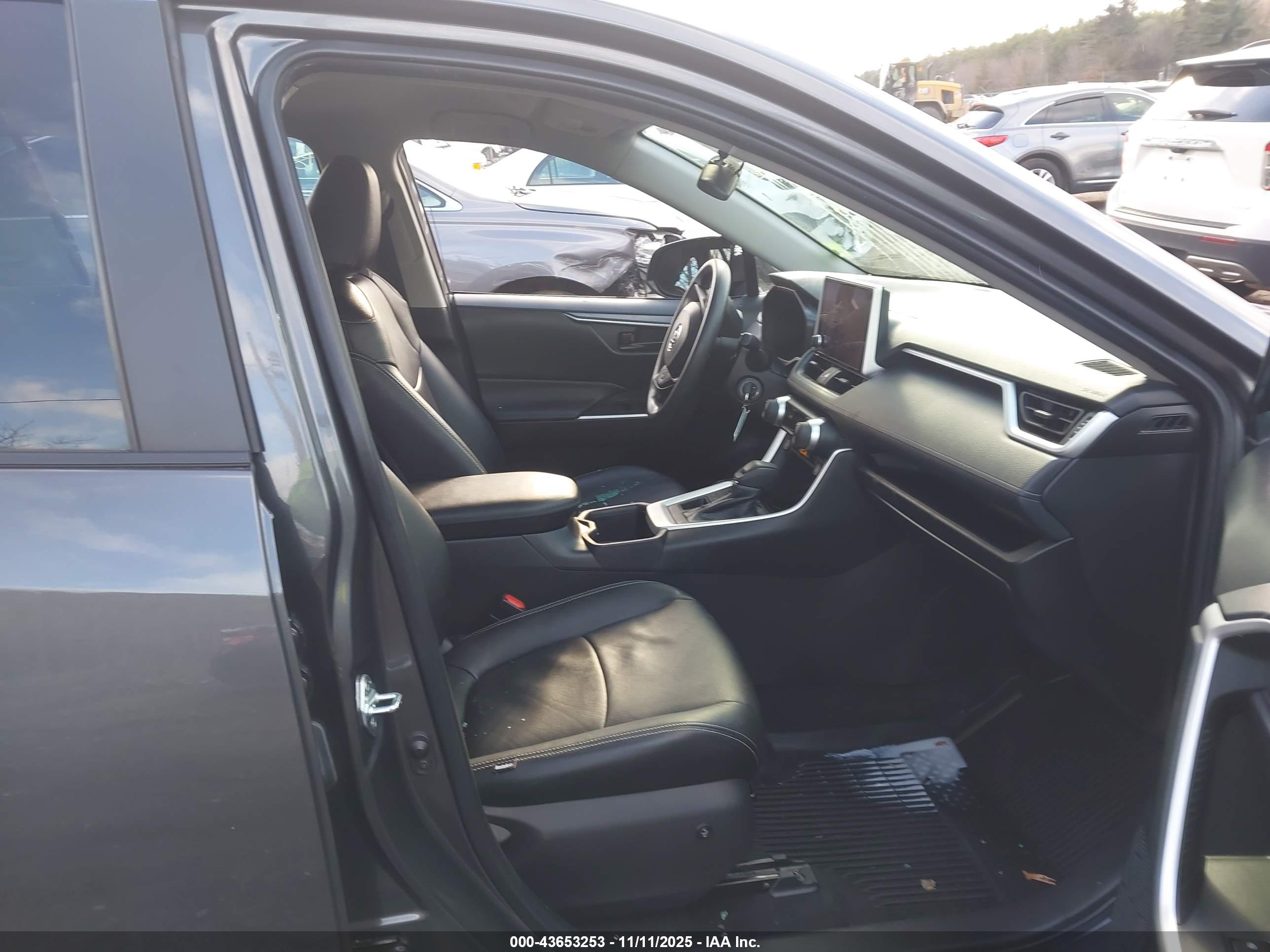 TOYOTA RAV4 image 5