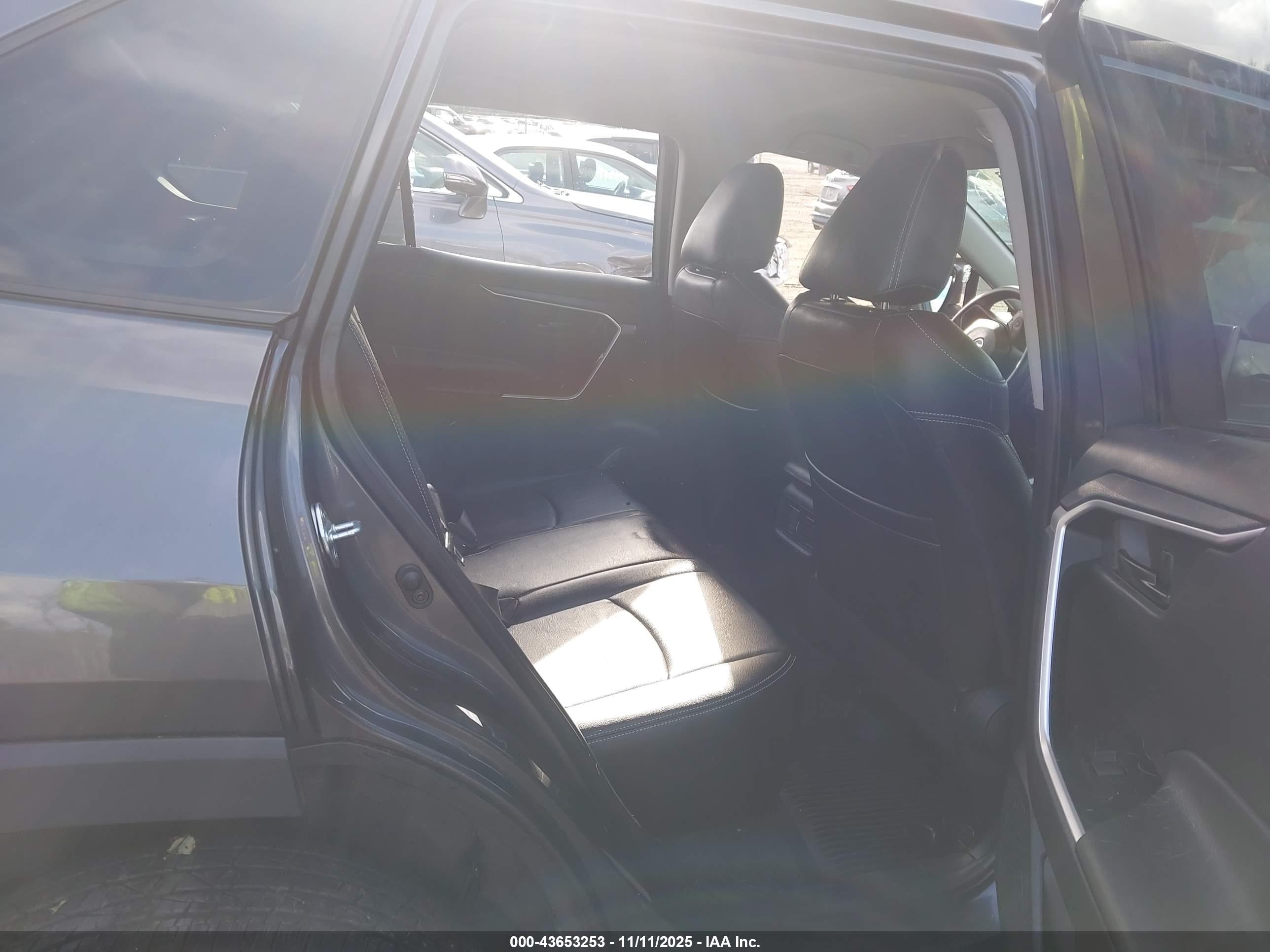TOYOTA RAV4 image 8