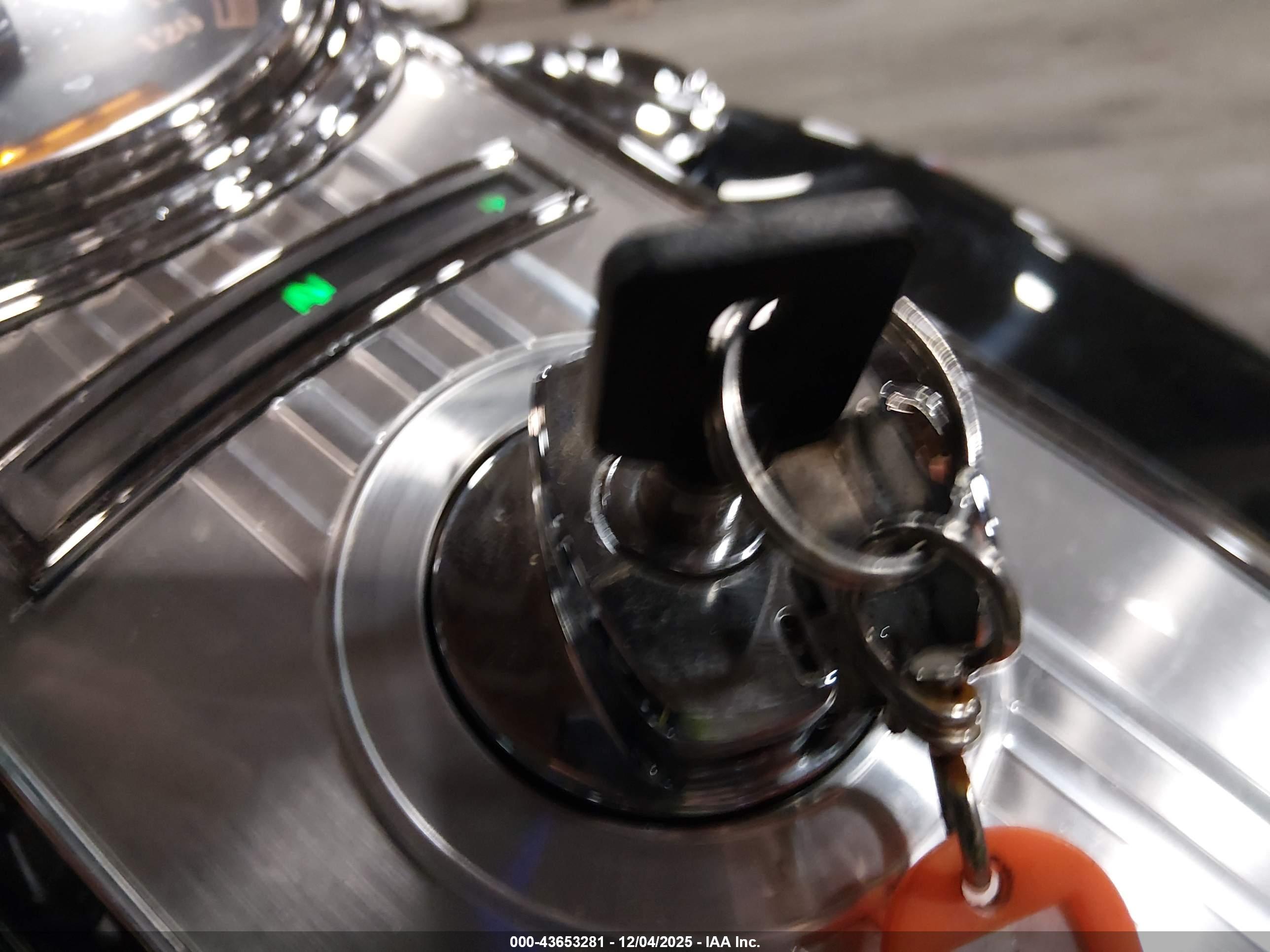 HARLEY-DAVIDSON FLHR image 11