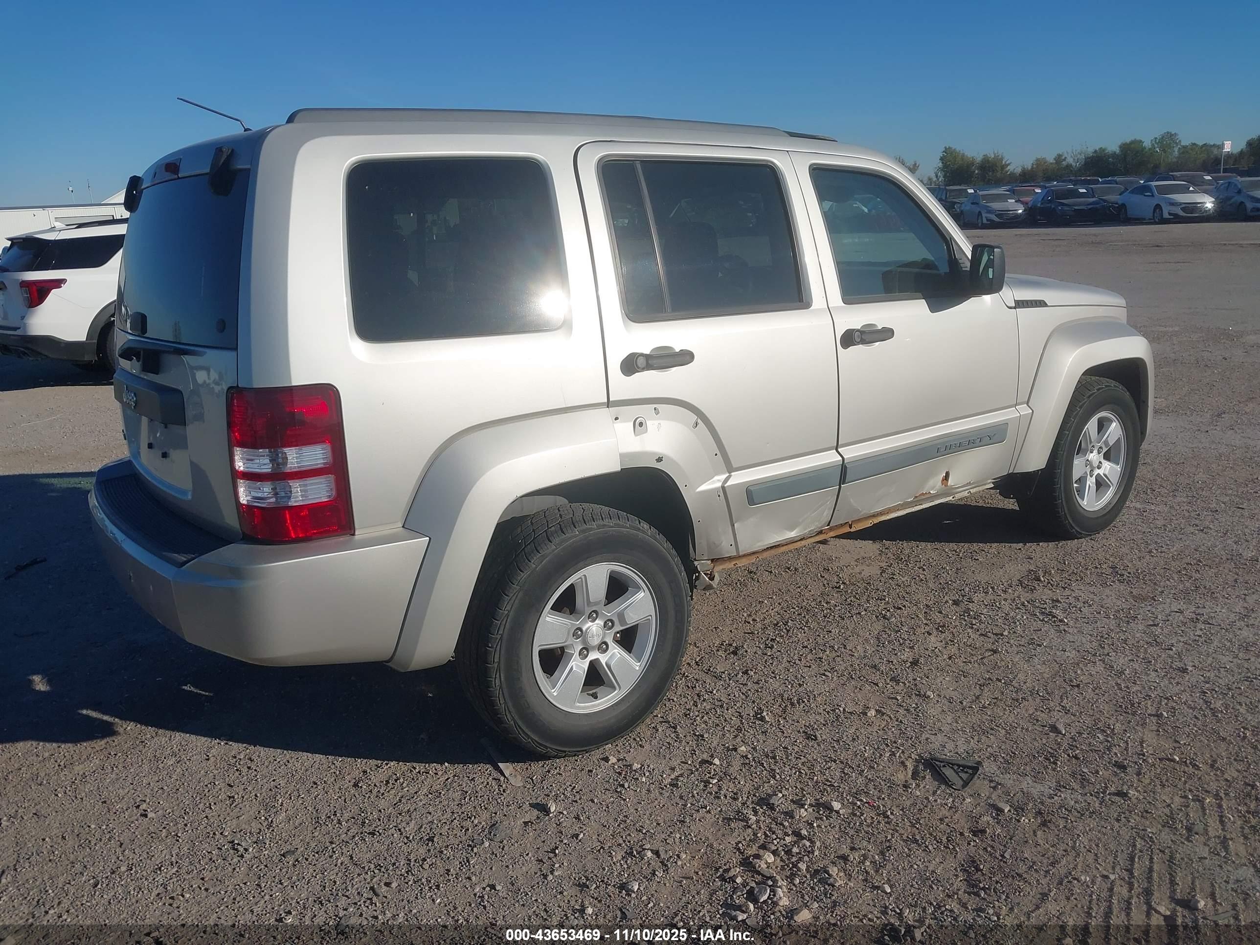 JEEP LIBERTY image 4