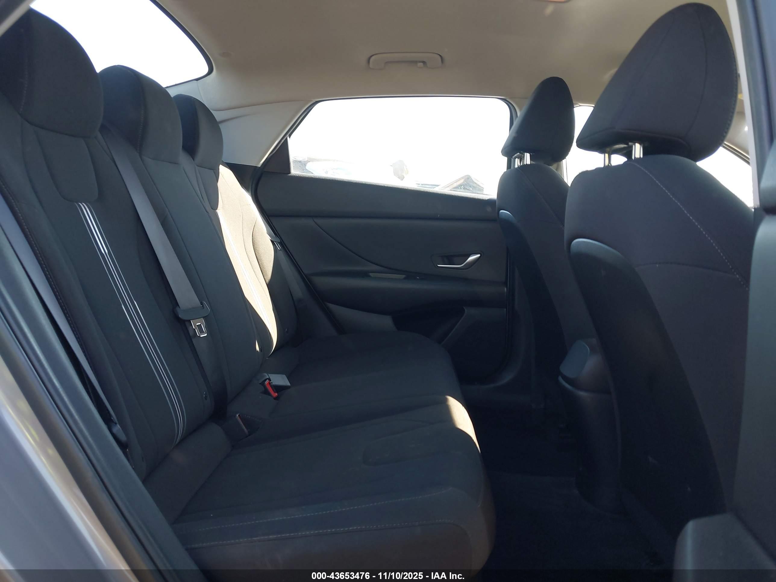 HYUNDAI ELANTRA image 8
