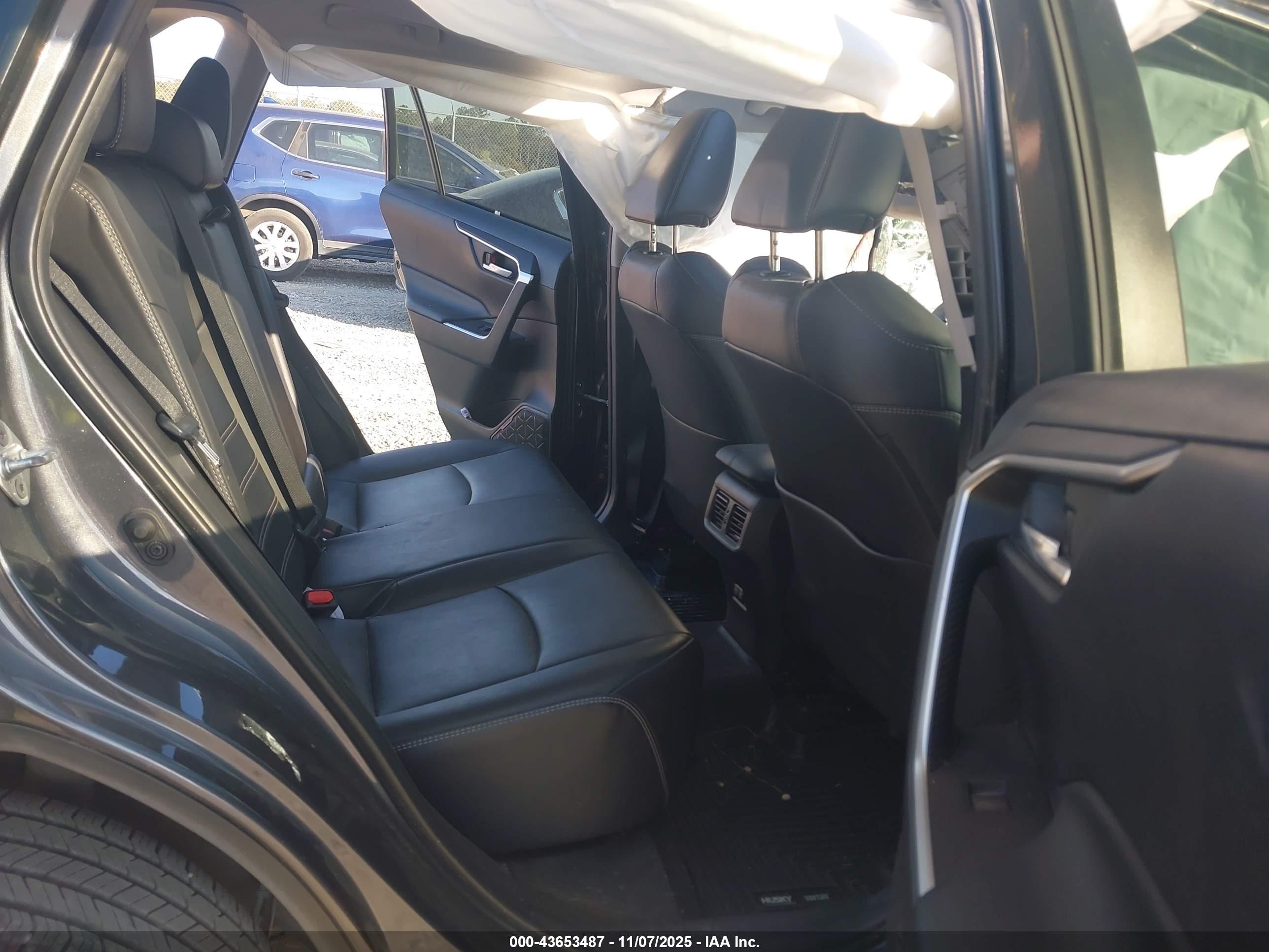 TOYOTA RAV4 image 8